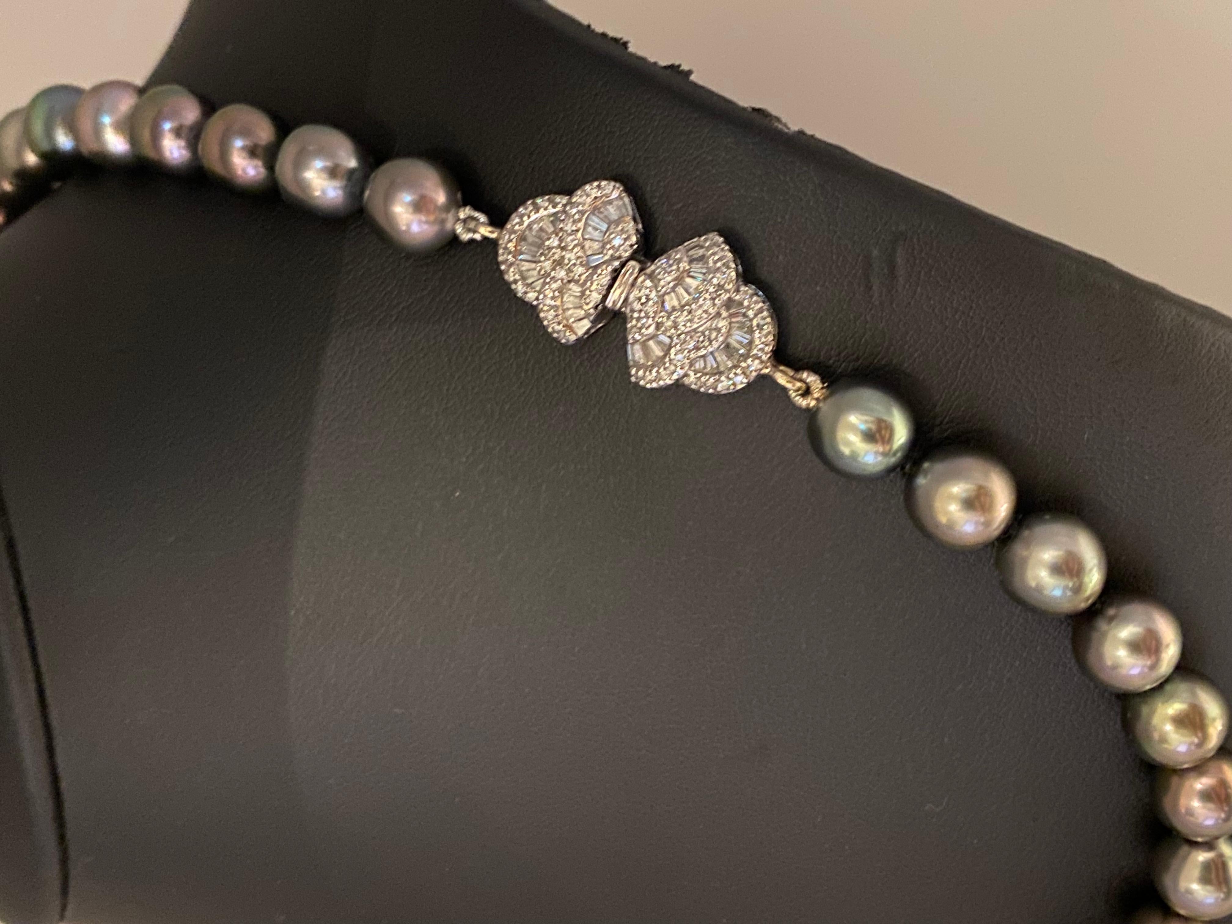 Tahitian Royal Peacock 9-11mm Pearl Necklace with 18K Gold 1.25ct Diamond Clasp In Excellent Condition For Sale In MELBOURNE, AU