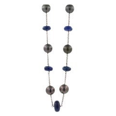 Collar de cadena de oro blanco con zafiro azul y perla negra gris de plata de Tahití