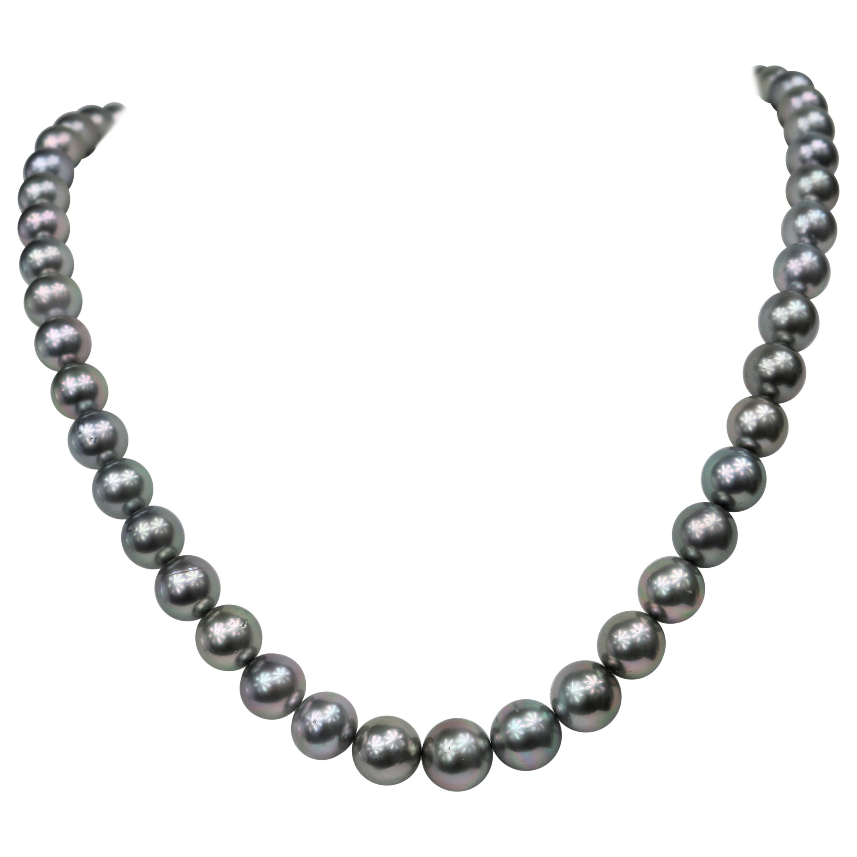 Tahitain Platinum Silver Round Necklace with Gold Clasp For Sale at 1stDibs