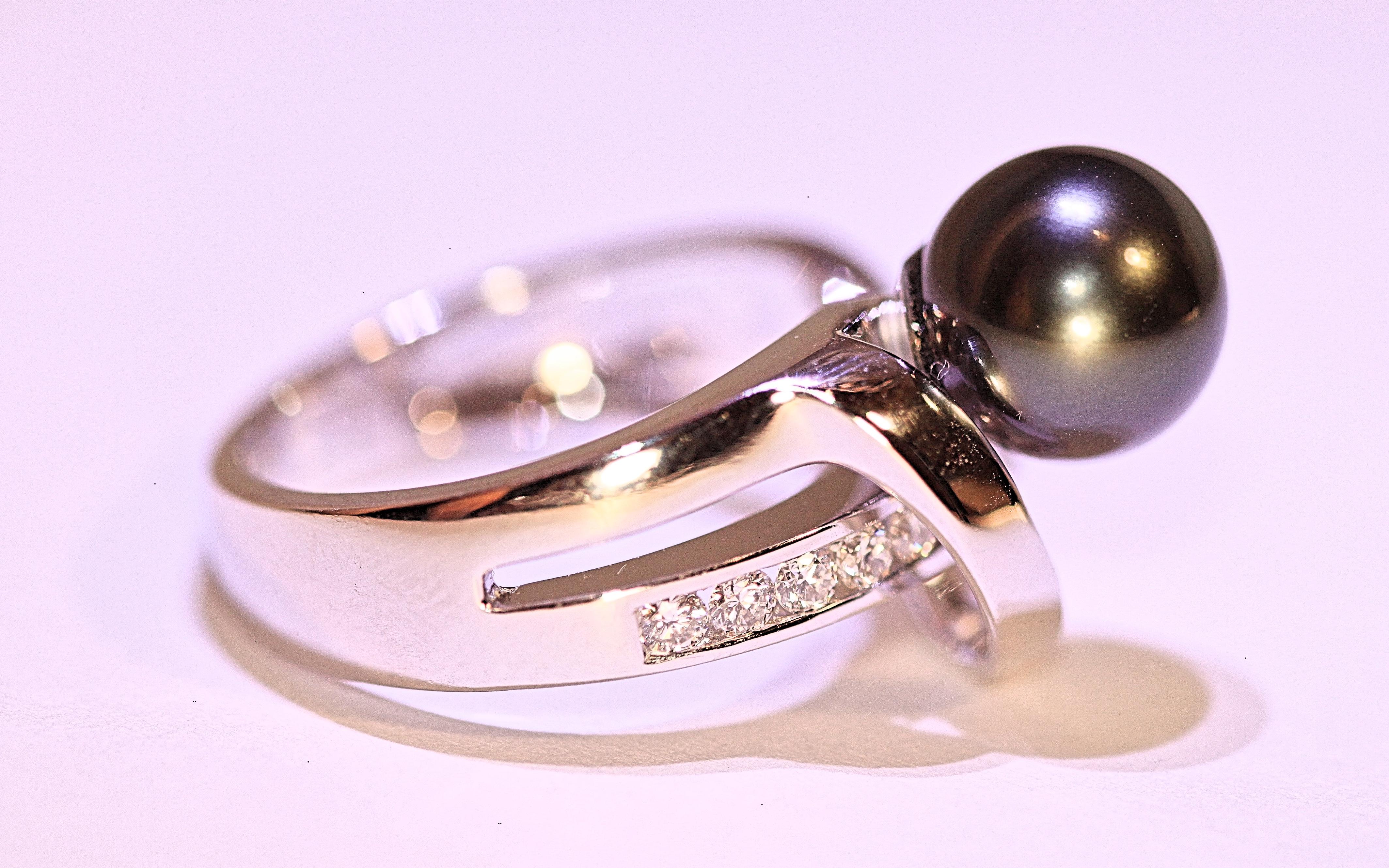 Contemporary Tahitian South Sea Black Pearl and Diamond Right Hand Ring White Gold For Sale