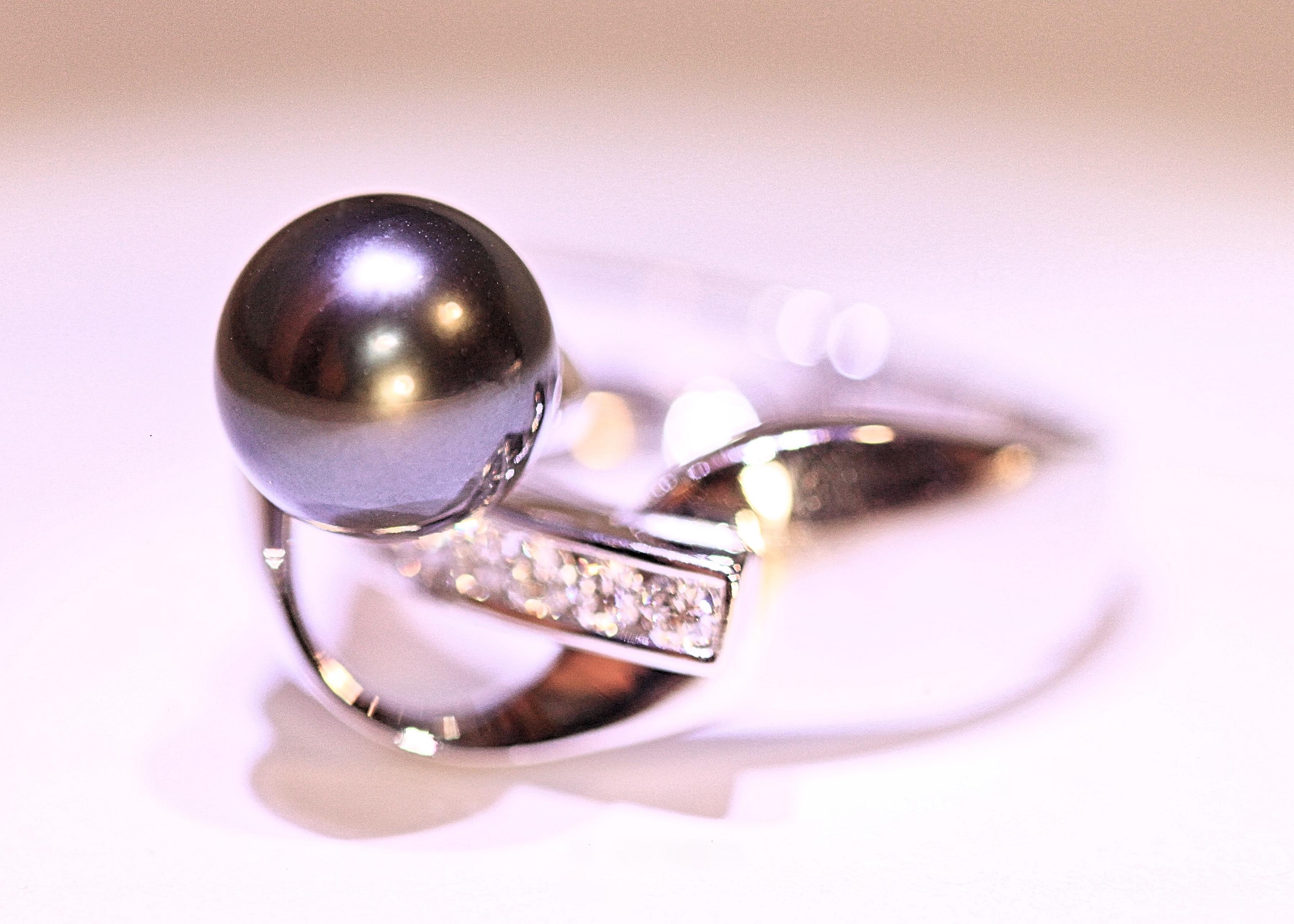 Round Cut Tahitian South Sea Black Pearl and Diamond Right Hand Ring White Gold For Sale