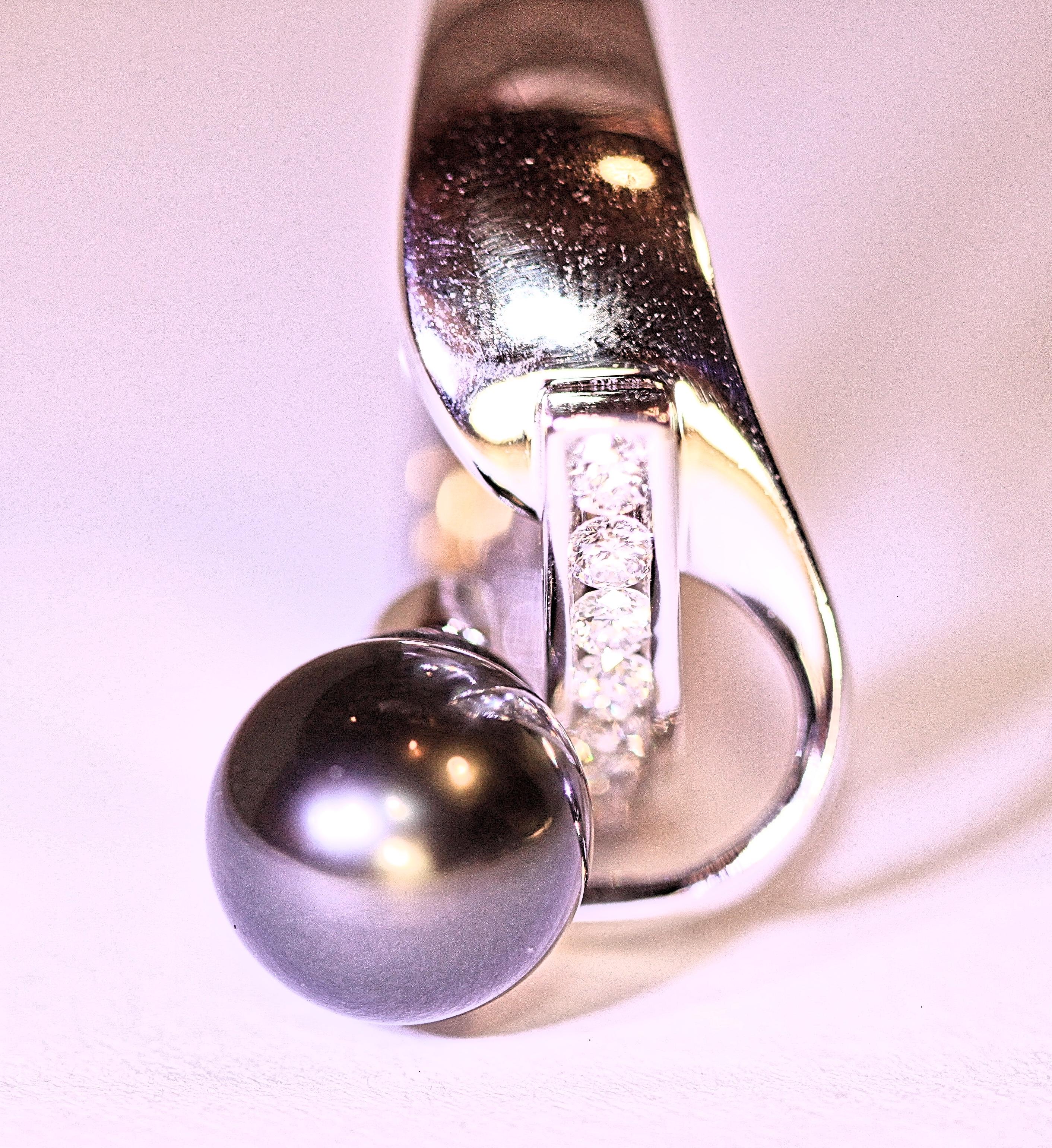 Tahitian South Sea Black Pearl and Diamond Right Hand Ring White Gold In New Condition For Sale In Melbourne, FL