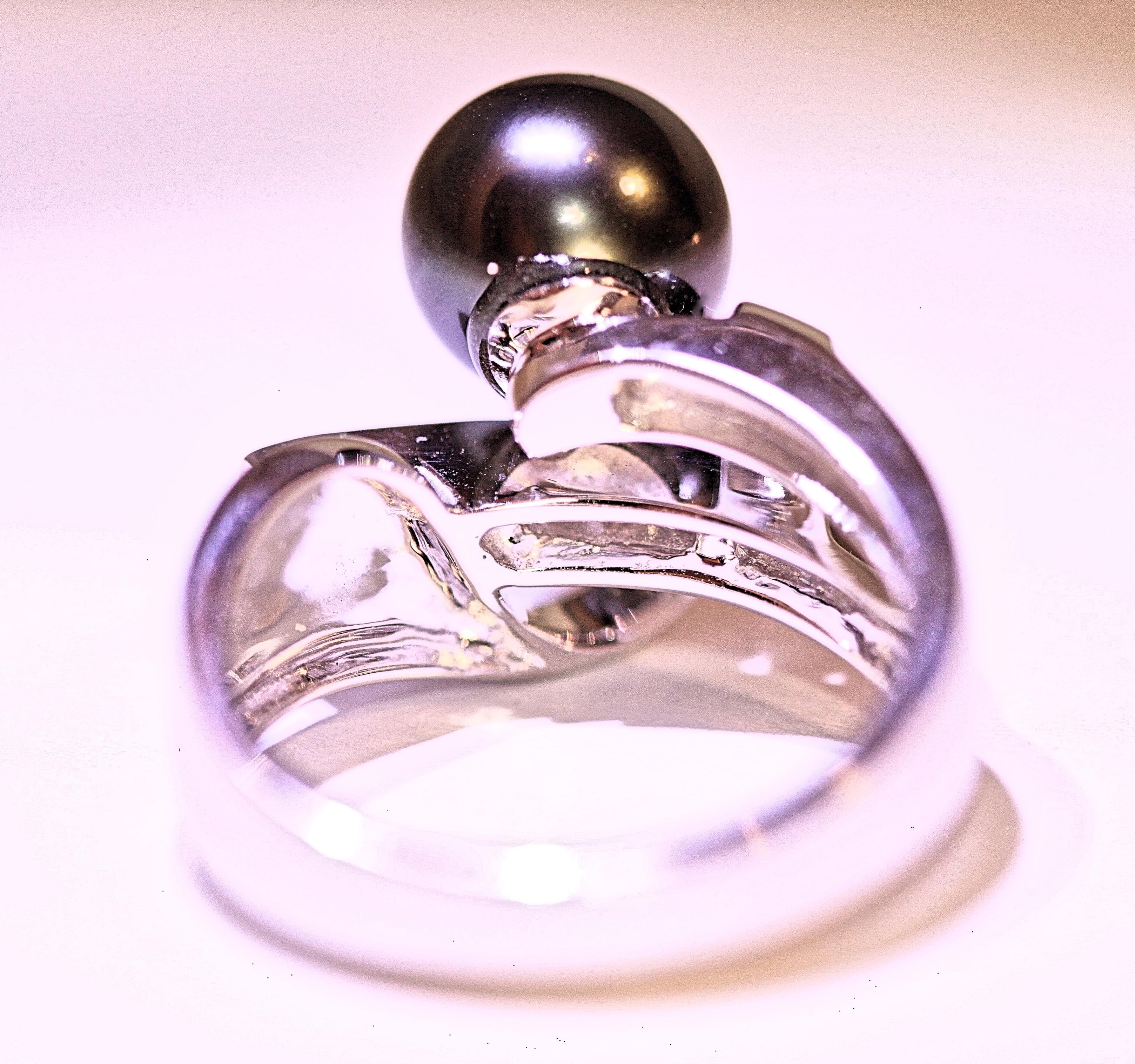 Women's Tahitian South Sea Black Pearl and Diamond Right Hand Ring White Gold For Sale