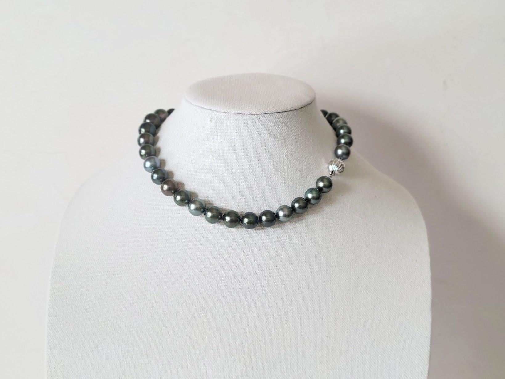 South Sea Tahitian Black Pearl Necklace with 14K White Gold Clasp In New Condition For Sale In Chesterland, OH