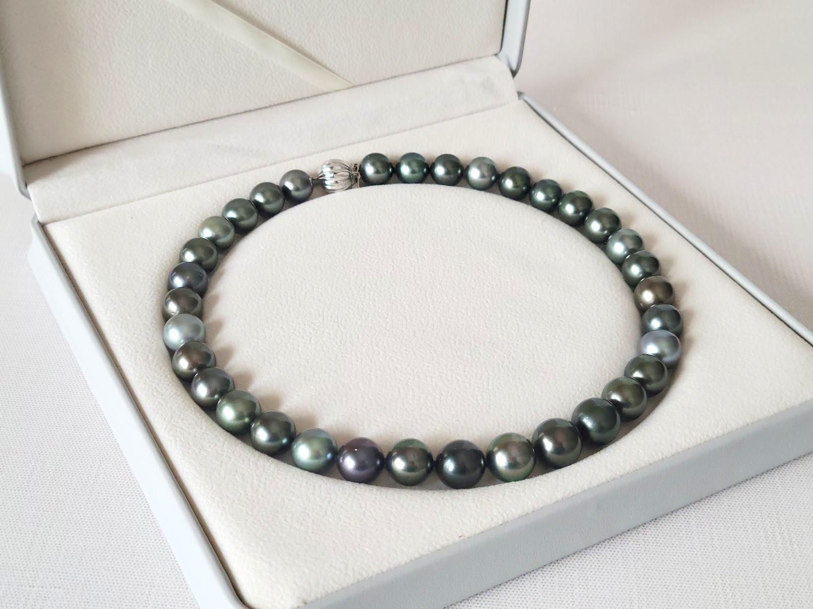 South Sea Tahitian Black Pearl Necklace with 14K White Gold Clasp For Sale 3