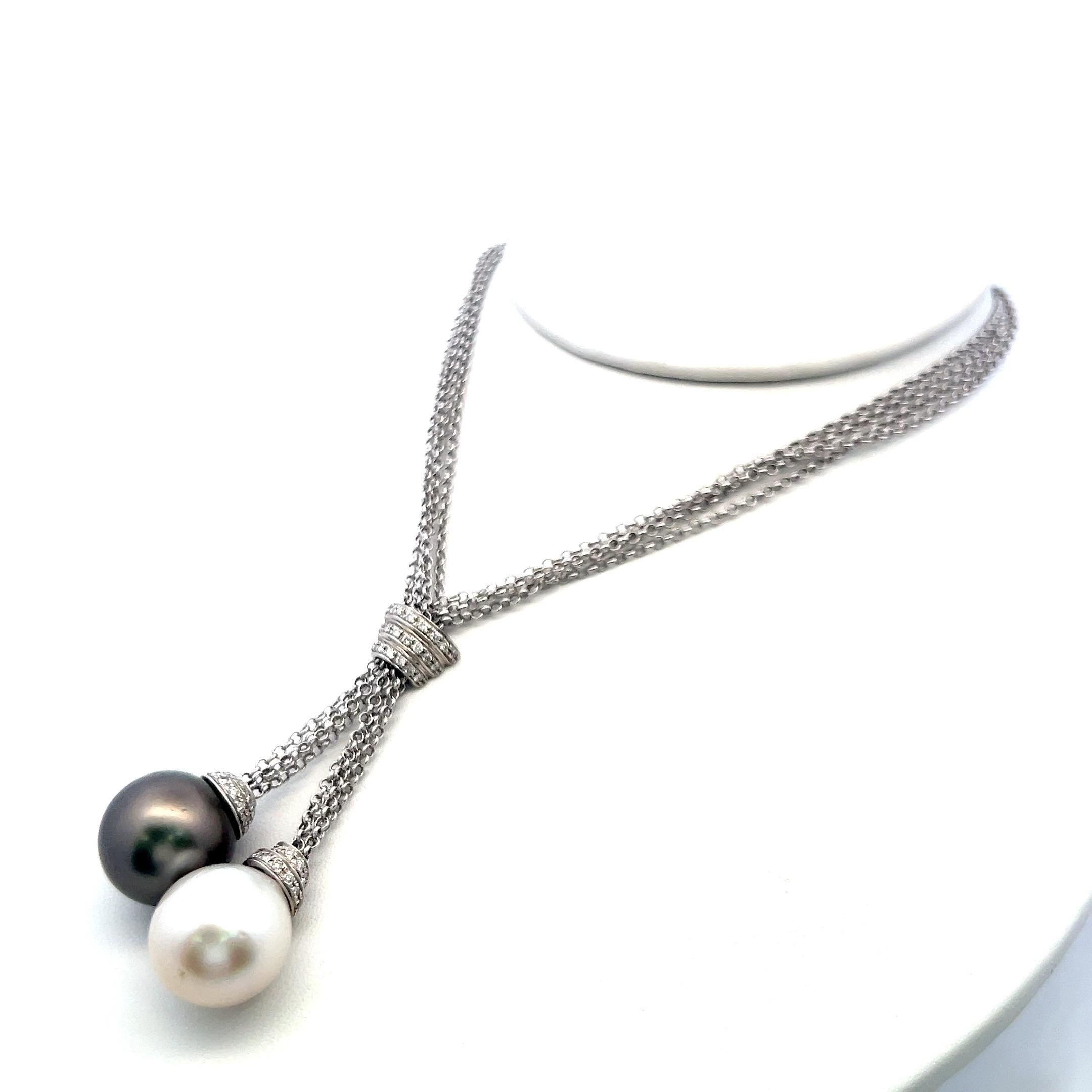 Titolo:
Questa squisita collana con ciondolo a due gocce unisce l'eleganza senza tempo al lusso moderno. Realizzato in oro bianco 18 carati, presenta una perla nera di Tahiti e una perla bianca dei Mari del Sud, ognuna delle quali mostra una ricca