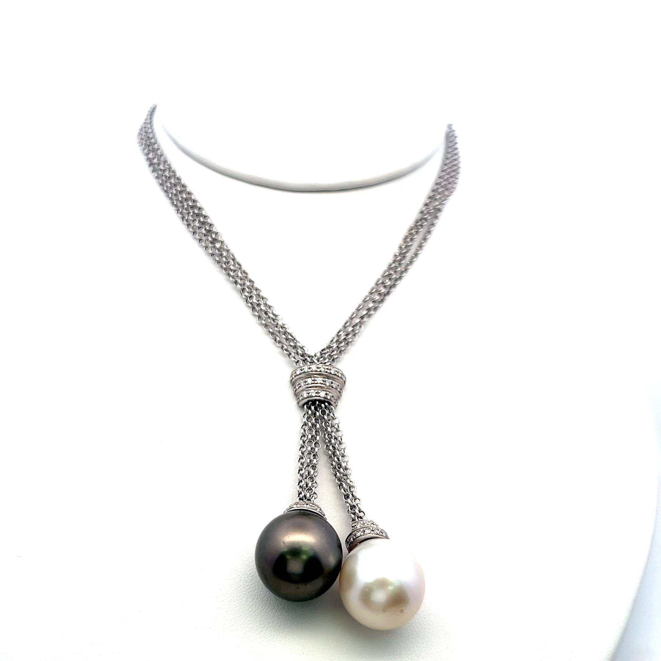 Collana con due ciondoli a goccia con perle di Tahiti e dei mari del sud e diamanti in oro bianco 18 carati In condizioni buone in vendita a New York, NY