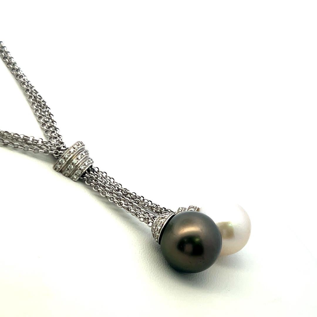 Collana con due ciondoli a goccia con perle di Tahiti e dei mari del sud e diamanti in oro bianco 18 carati in vendita 1