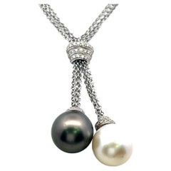 Collana con due ciondoli a goccia con perle di Tahiti e dei mari del sud e diamanti in oro bianco 18 carati