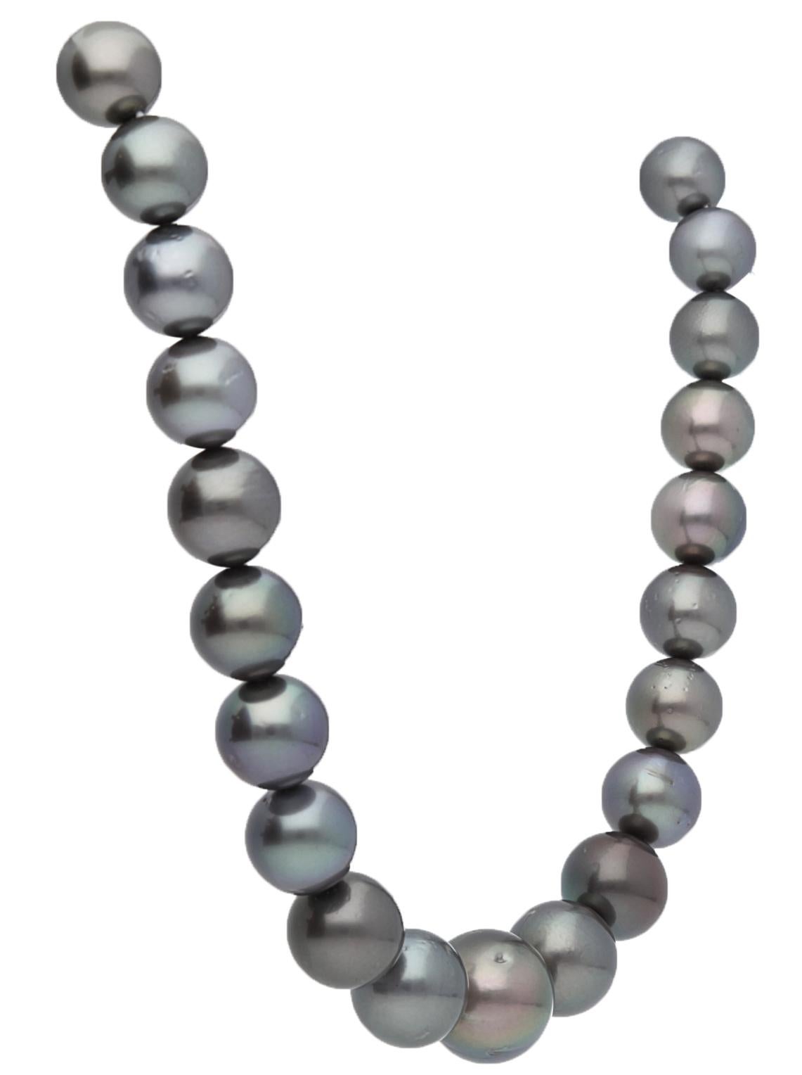 Tahitian South Sea Pearl Necklace ranging in size from 11 mm to 16 mm
Total pearls: 35
Total weight: ct 477
Total weight with tufts: 100 grams

Necklace without claps
Effective length without mounting: 43 cm

•THE MANUFACTURE IS MADE IN ITALY

•THE