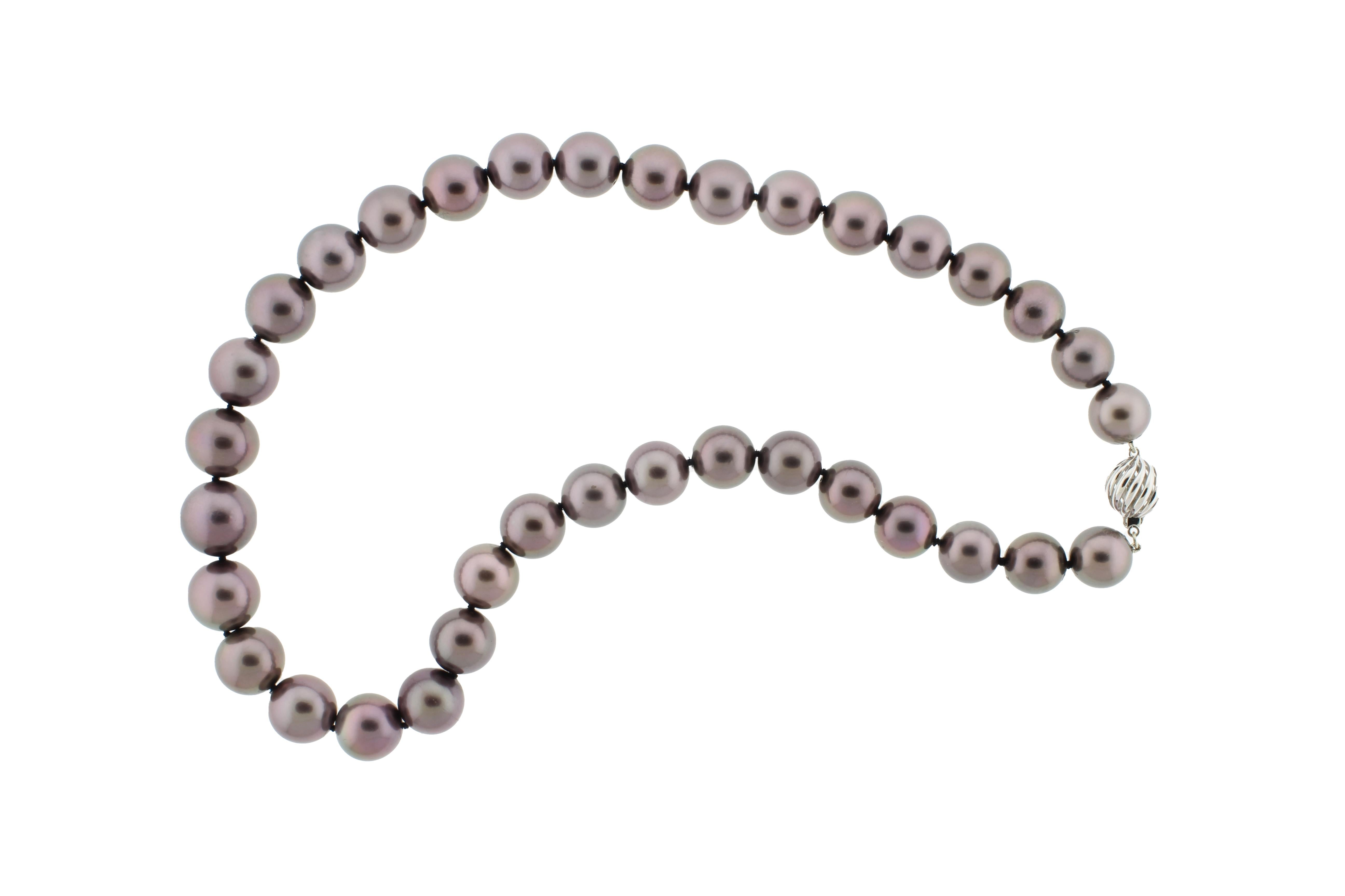Questa squisita collana presenta 35 scintillanti perle dei Mari del Sud di Tahiti, accuratamente disposte in un design graduale, con dimensioni che vanno da 14,8 mm a 12 mm. Ogni perla presenta le caratteristiche tonalità del pavone, con sfumature