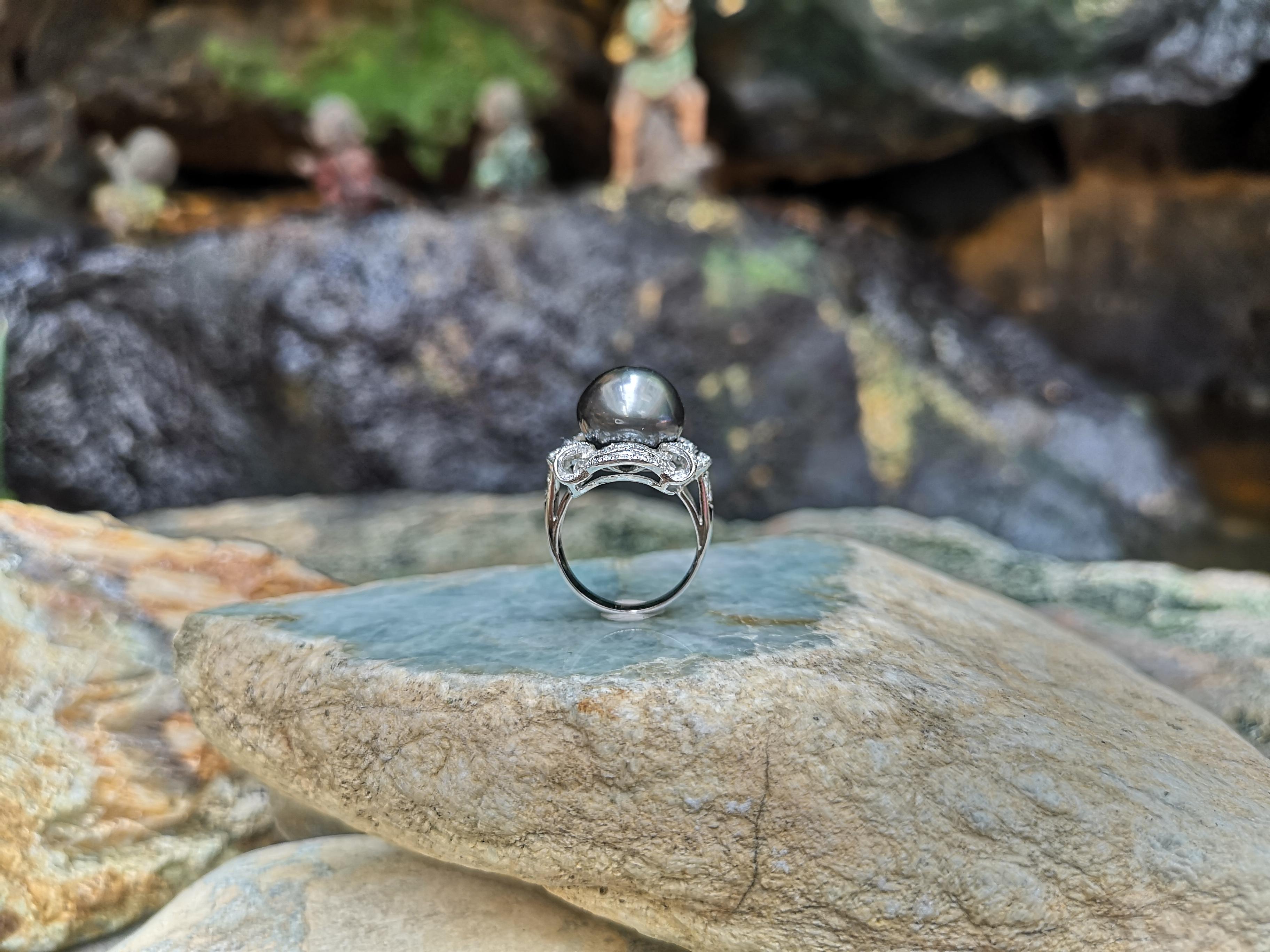 Bague en or blanc 18 carats sertie d'une perle des mers du Sud de Tahiti et de diamants en vente 1