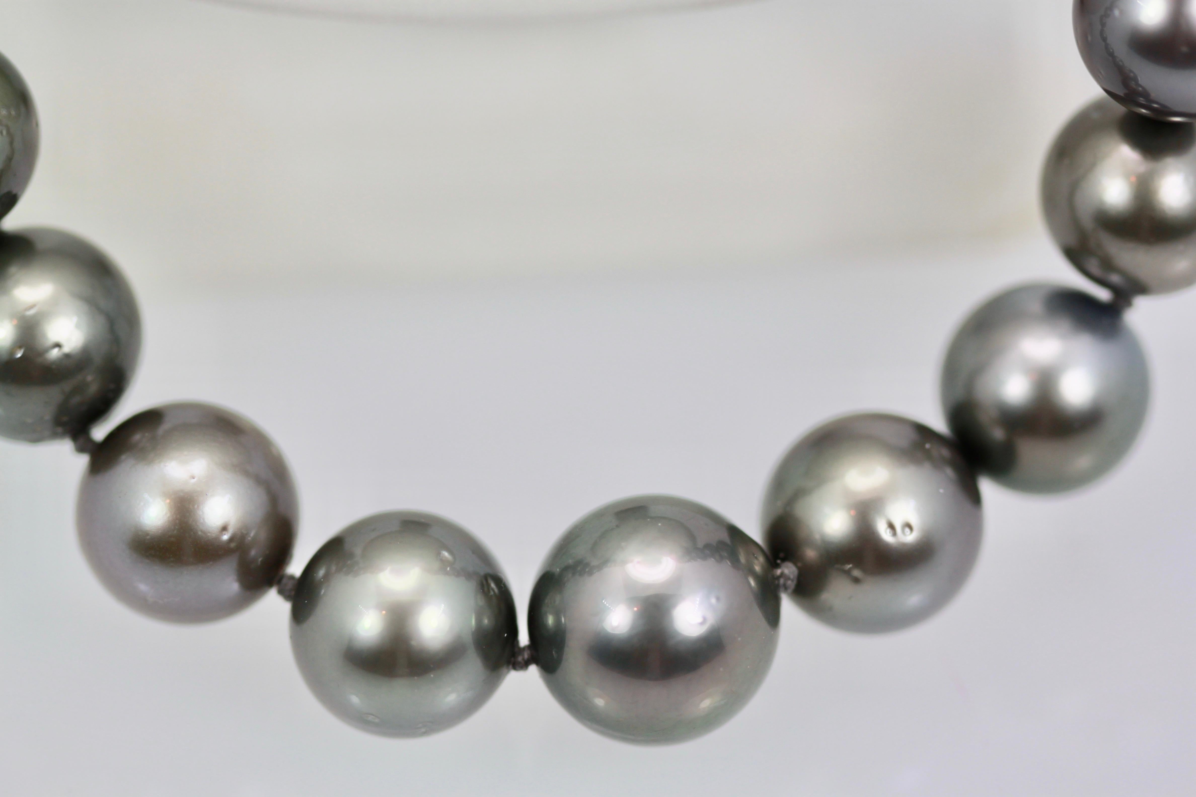 Tahitian South Seas Black Pearl Necklace with Diamond Deco Plaque In Good Condition In North Hollywood, CA