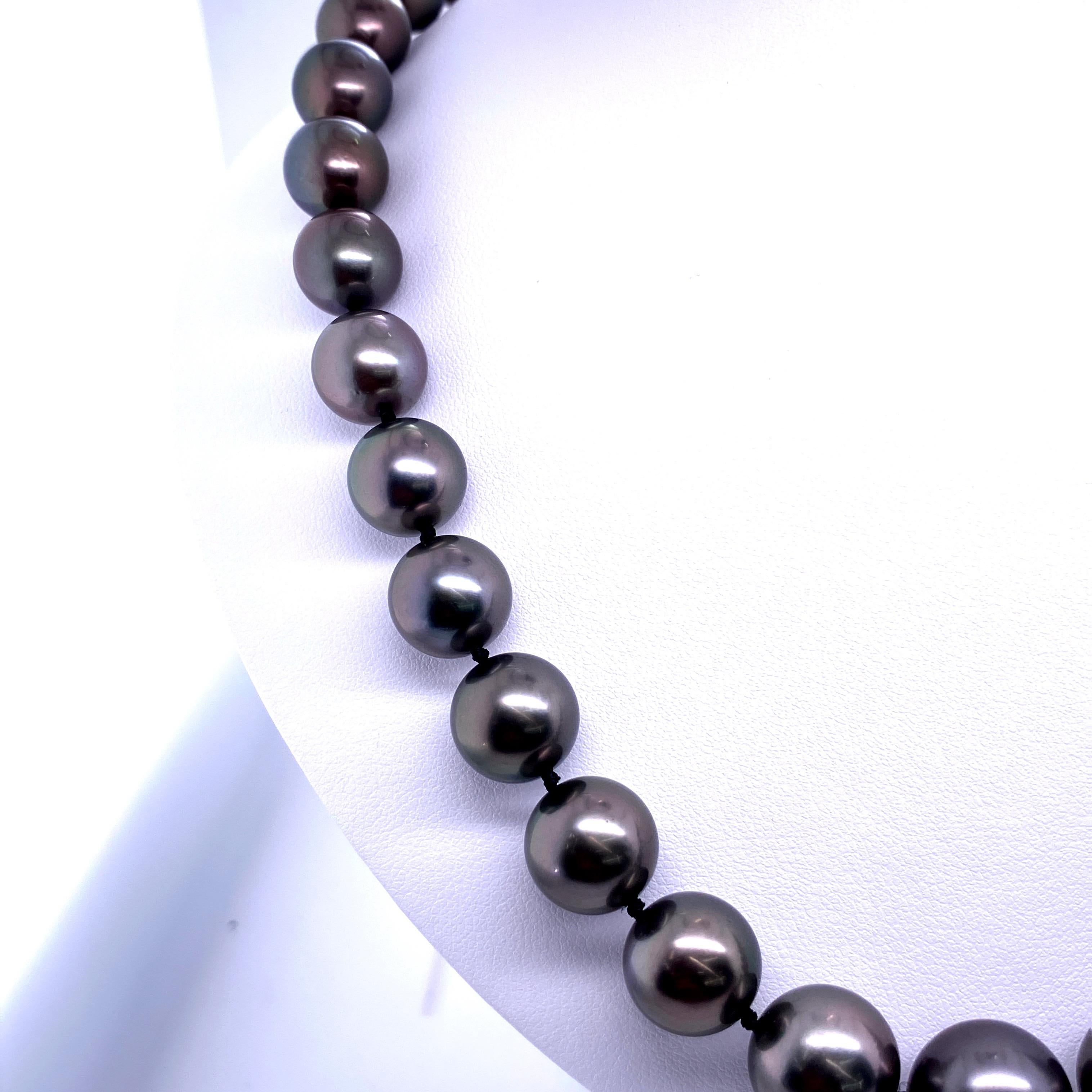 Perfekt abgestimmter Stamm von 37 runden grauen Tahiti-Perlen mit einer Größe von 10,7-13,3 MM mit einem hochglanzpolierten Kugelverschluss aus 14k Weißgold. 

Qualität der Perlen: AAA
Perlglanz: AAA Ausgezeichnet
Perlmutt : Sehr dick

Der Strang