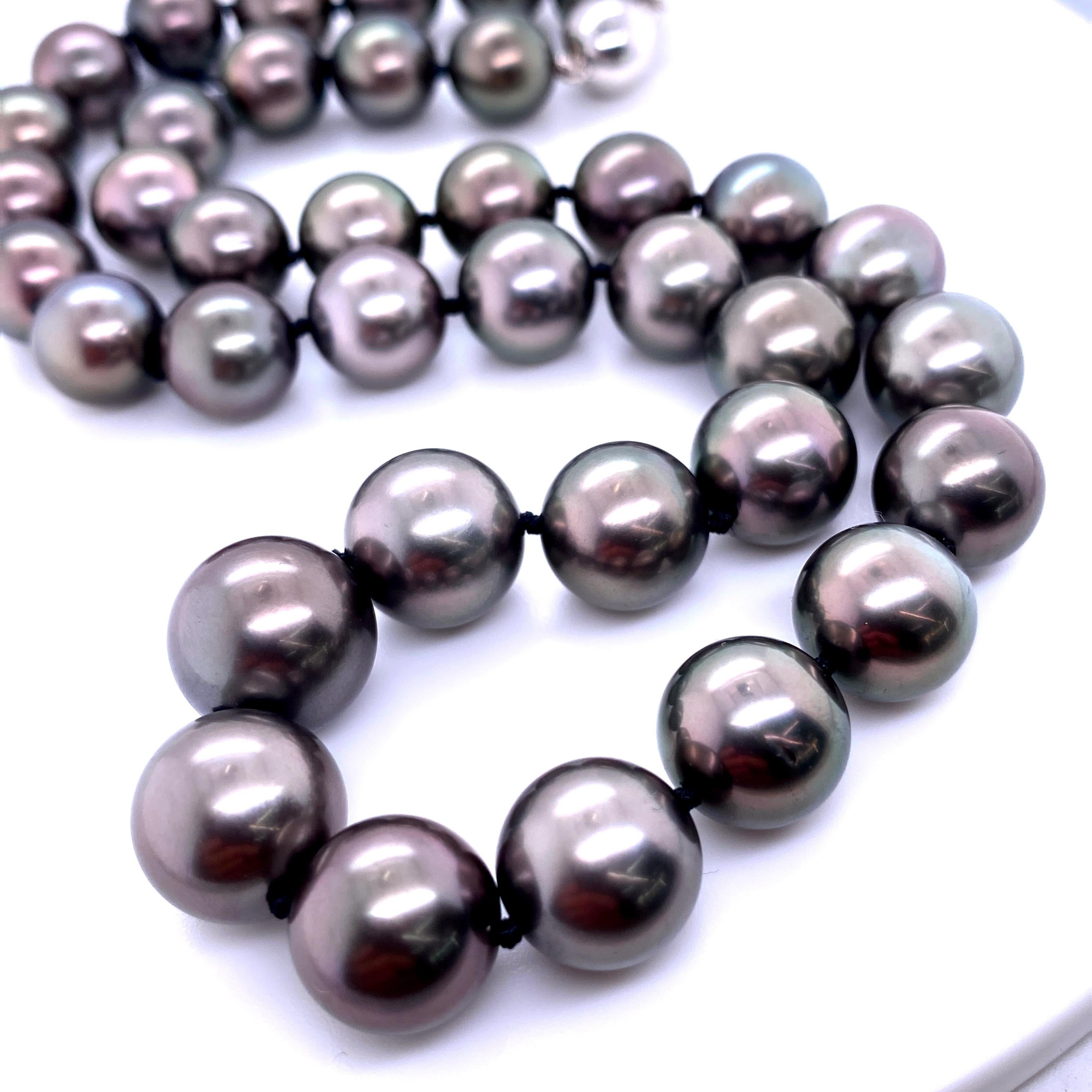 Contemporary Tahitian Strain Pearl Necklace 14 Karat White Gold