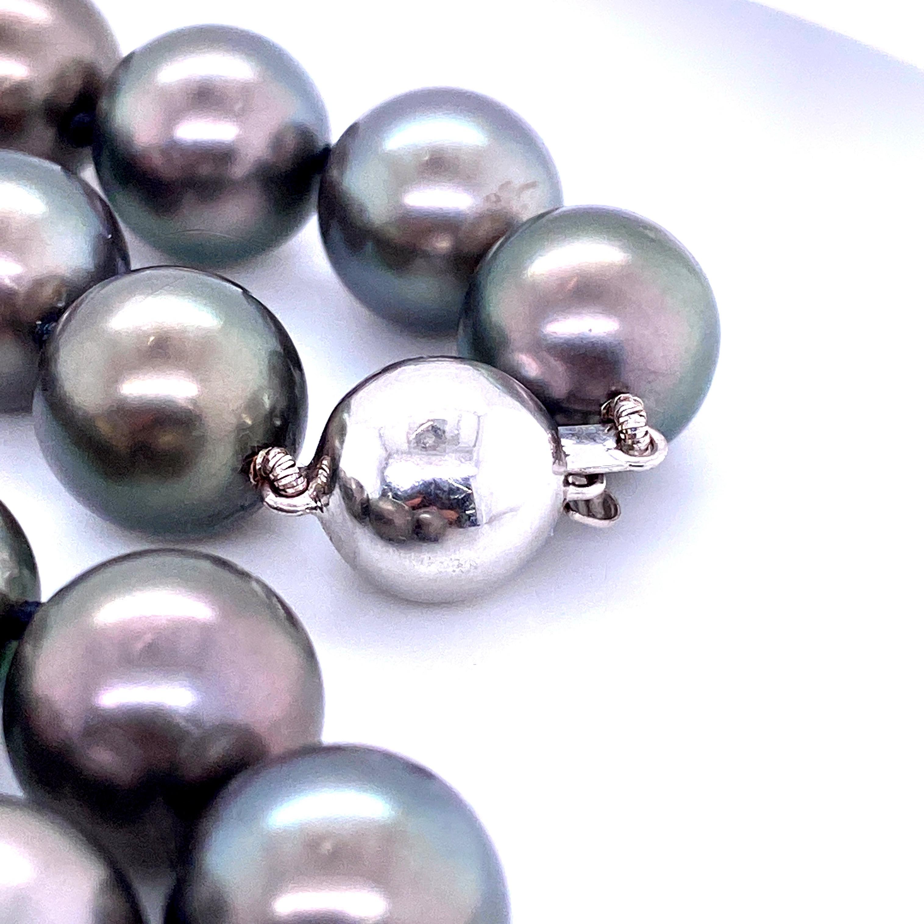 Tahitian Strain Pearl Necklace 14 Karat White Gold In New Condition In New York, NY