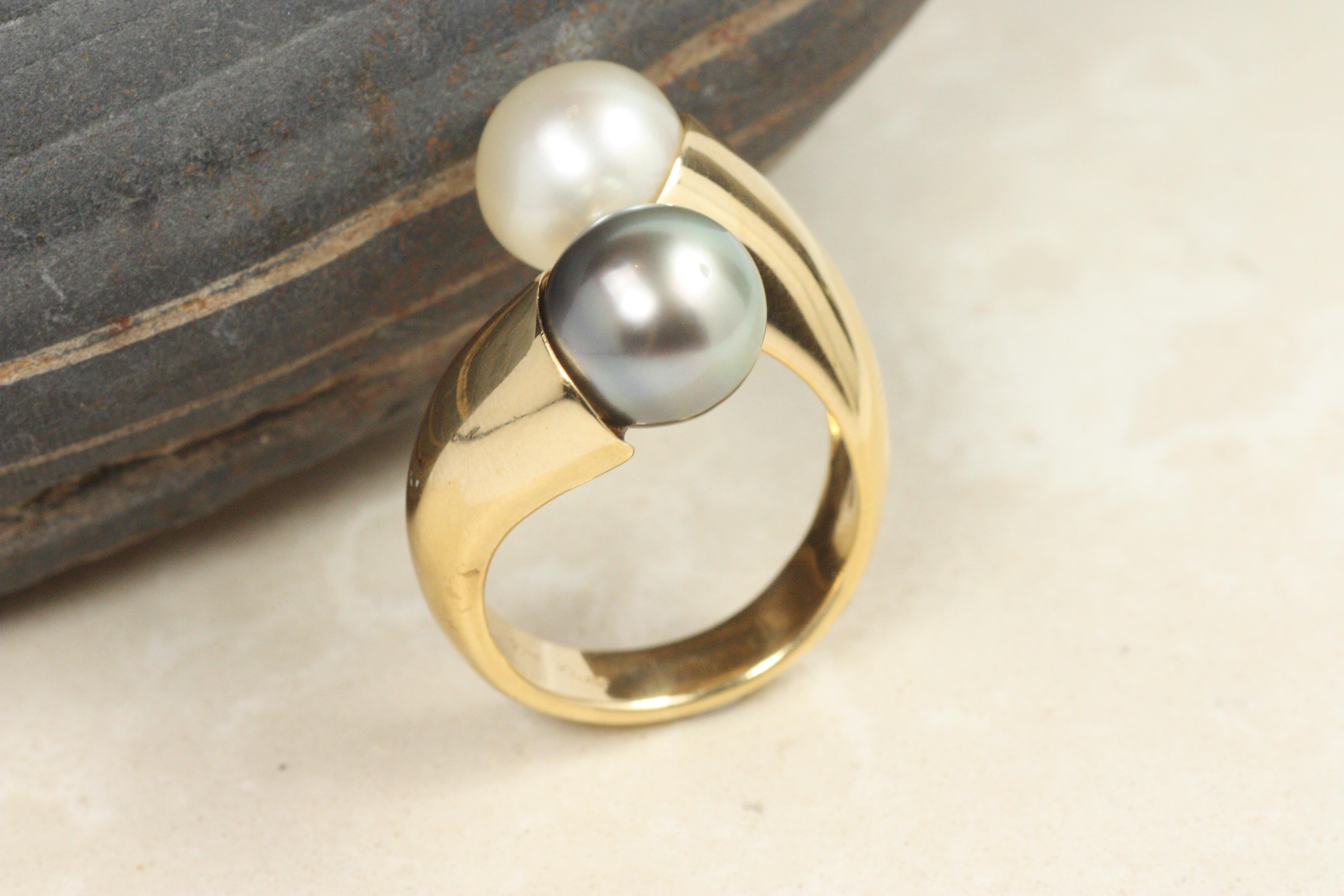 Taille ronde Bague croisée Toi et Moi en perles blanches de Tahiti et perles noires - Or jaune 18K en vente