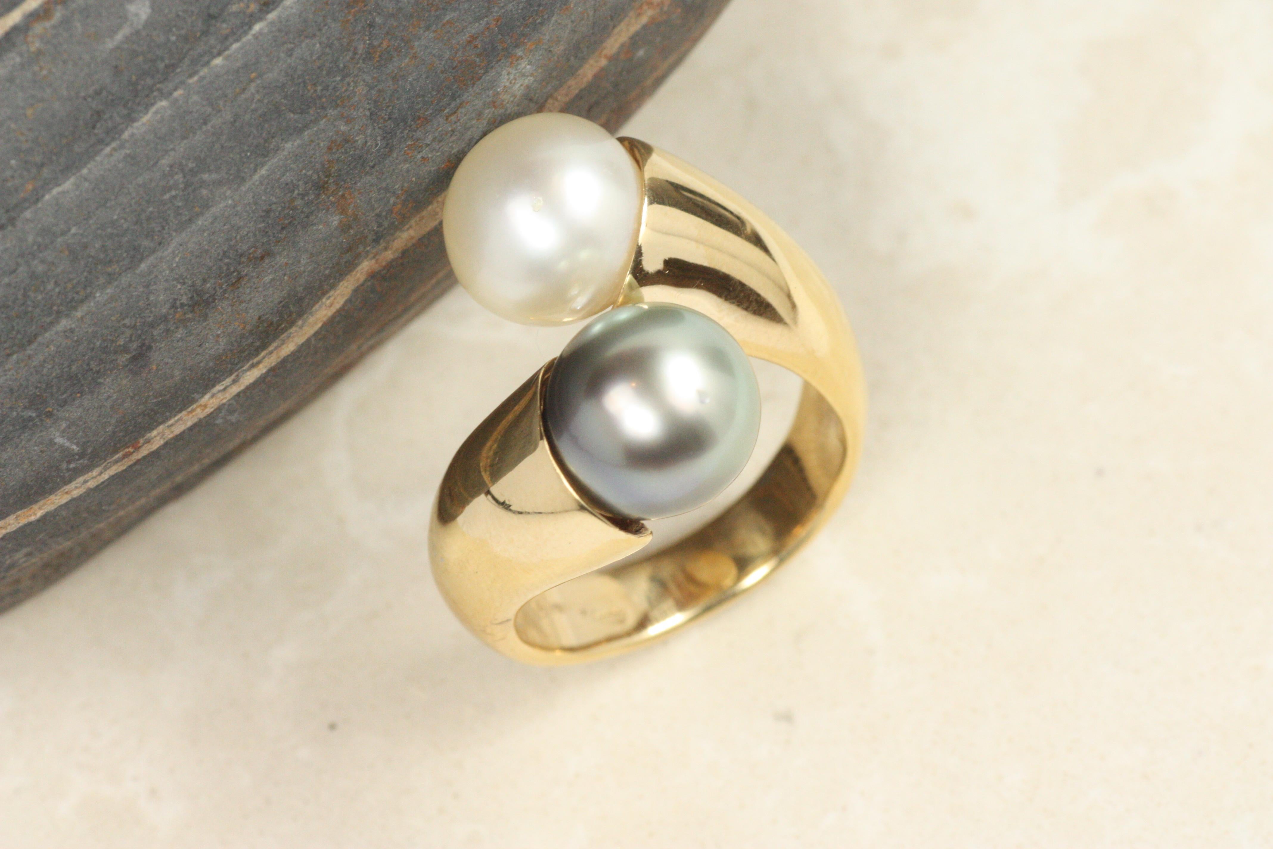 Bague croisée Toi et Moi en perles blanches de Tahiti et perles noires - Or jaune 18K Bon état - En vente à Santa Monica, CA