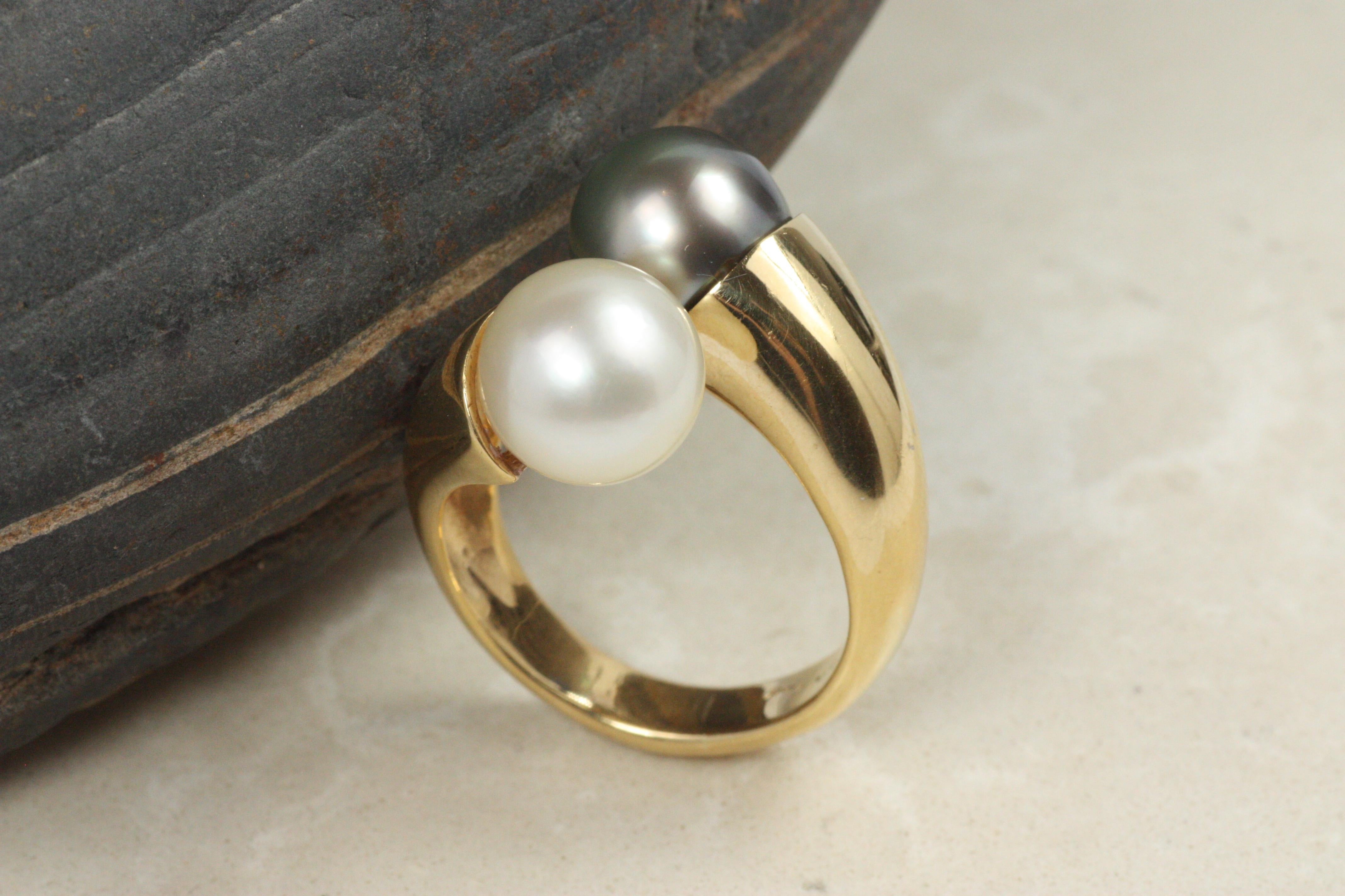 Bague croisée Toi et Moi en perles blanches de Tahiti et perles noires - Or jaune 18K Pour femmes en vente
