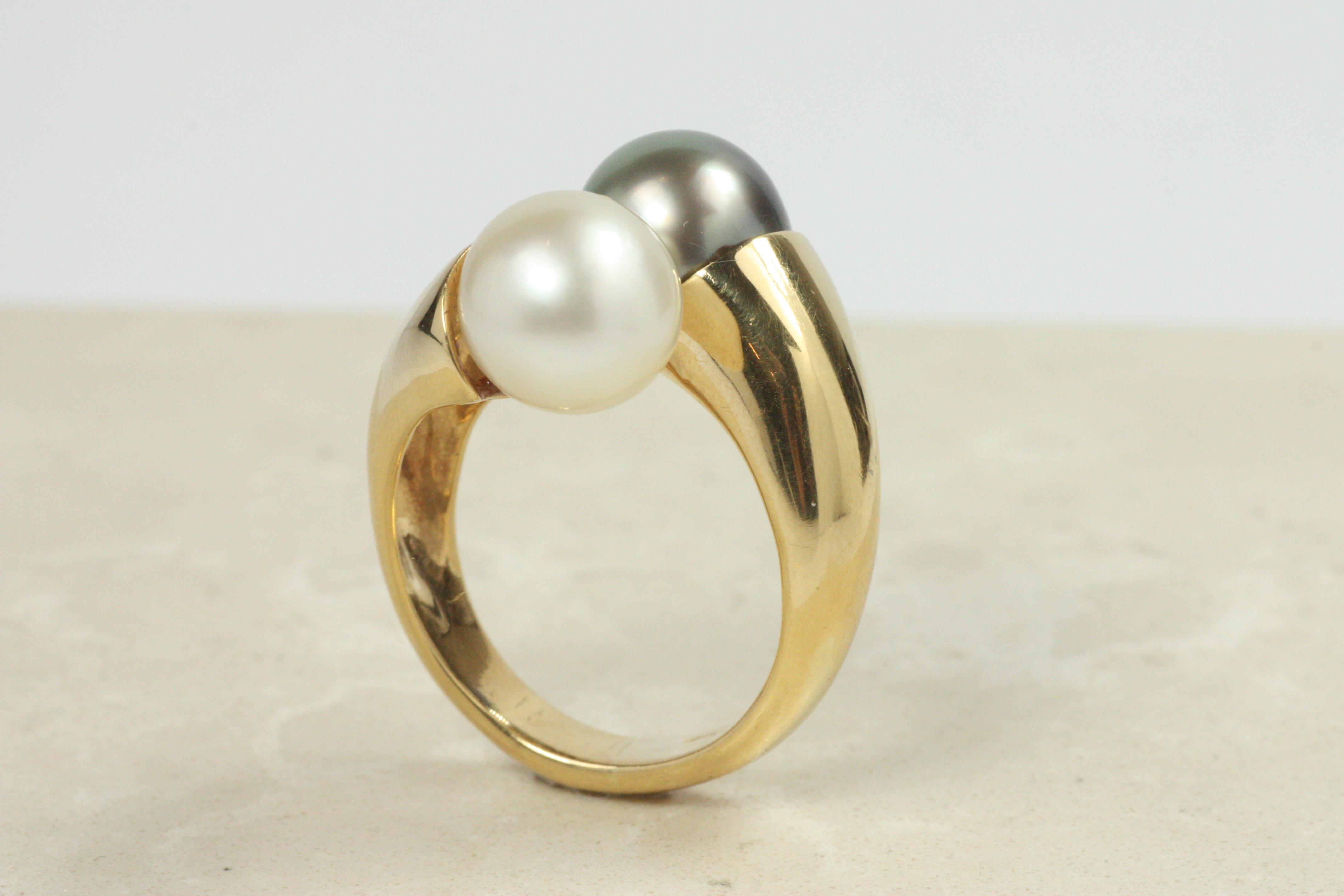 Bague croisée Toi et Moi en perles blanches de Tahiti et perles noires - Or jaune 18K en vente 1