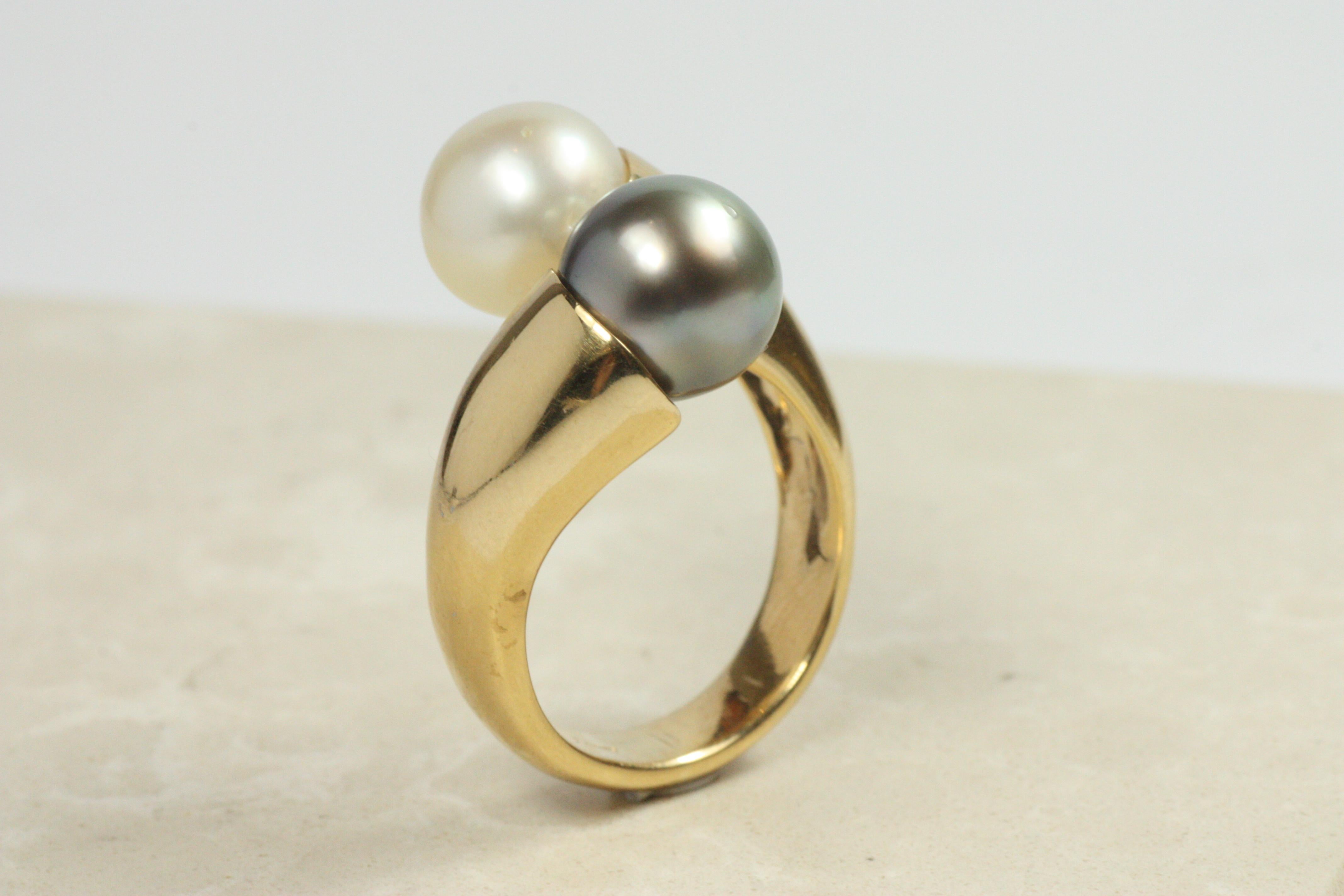 Bague croisée Toi et Moi en perles blanches de Tahiti et perles noires - Or jaune 18K en vente 2