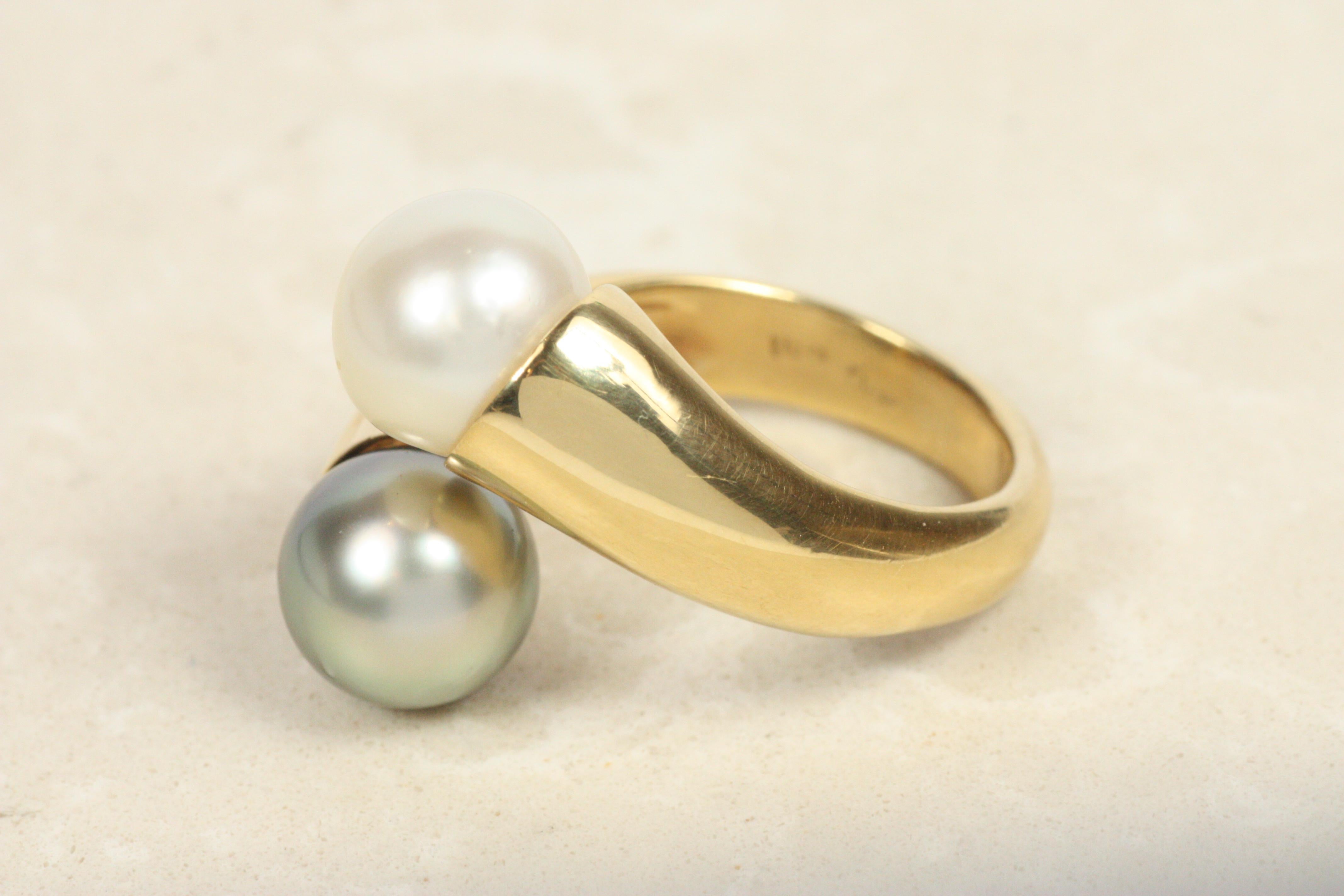 Bague croisée Toi et Moi en perles blanches de Tahiti et perles noires - Or jaune 18K en vente 3