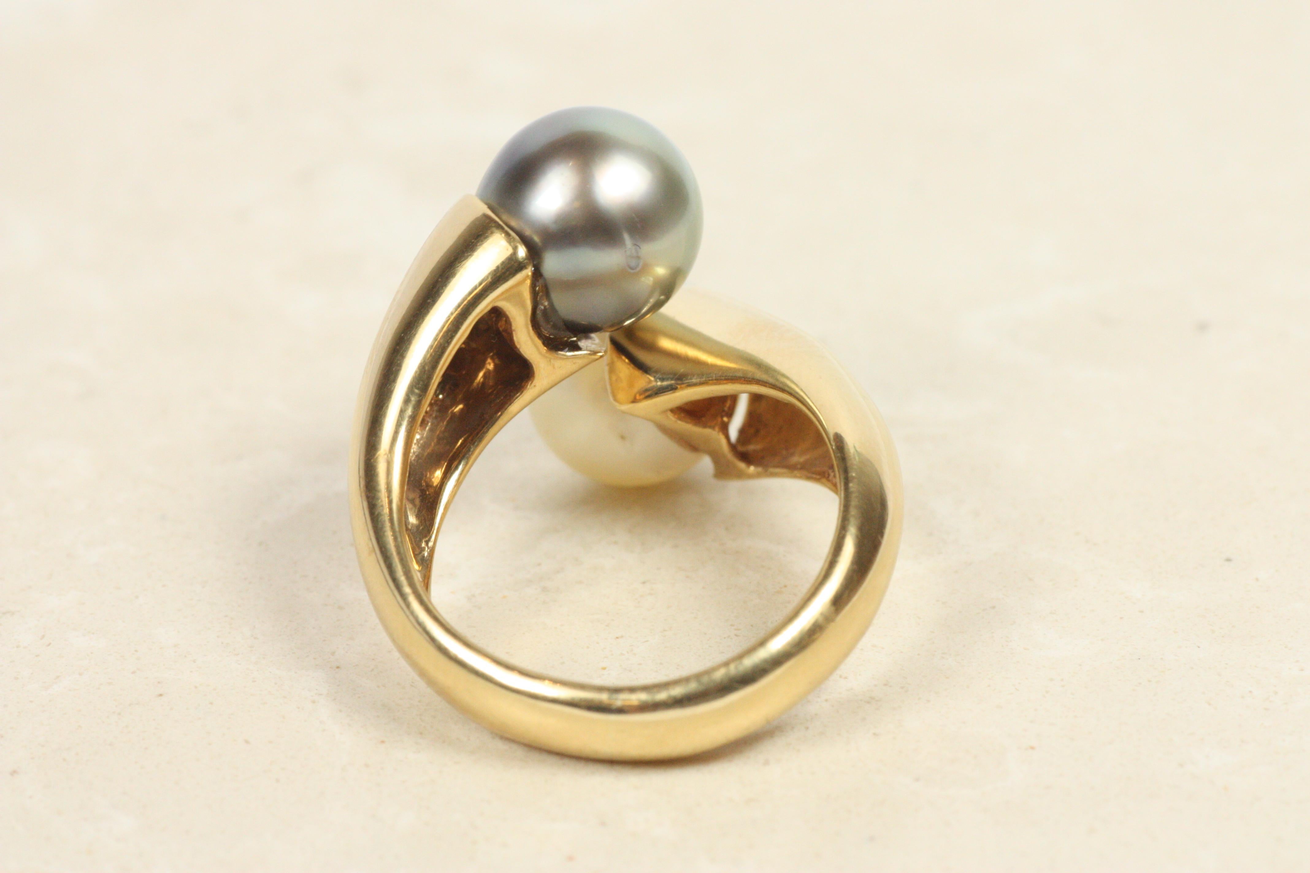 Bague croisée Toi et Moi en perles blanches de Tahiti et perles noires - Or jaune 18K en vente 4