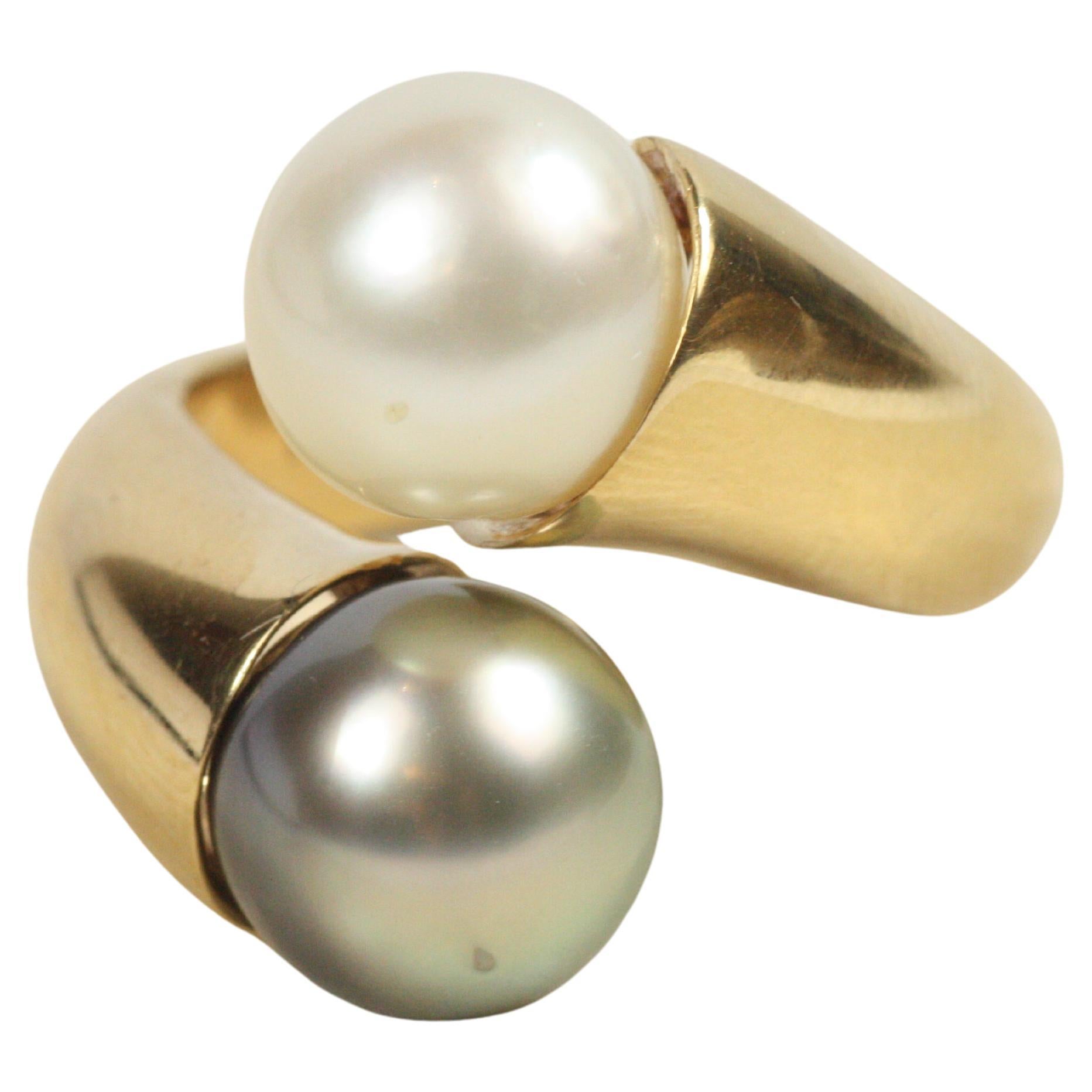 Bague croisée Toi et Moi en perles blanches de Tahiti et perles noires - Or jaune 18K