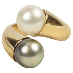 Bague croisée Toi et Moi en perles blanches de Tahiti et perles noires - Or jaune 18K