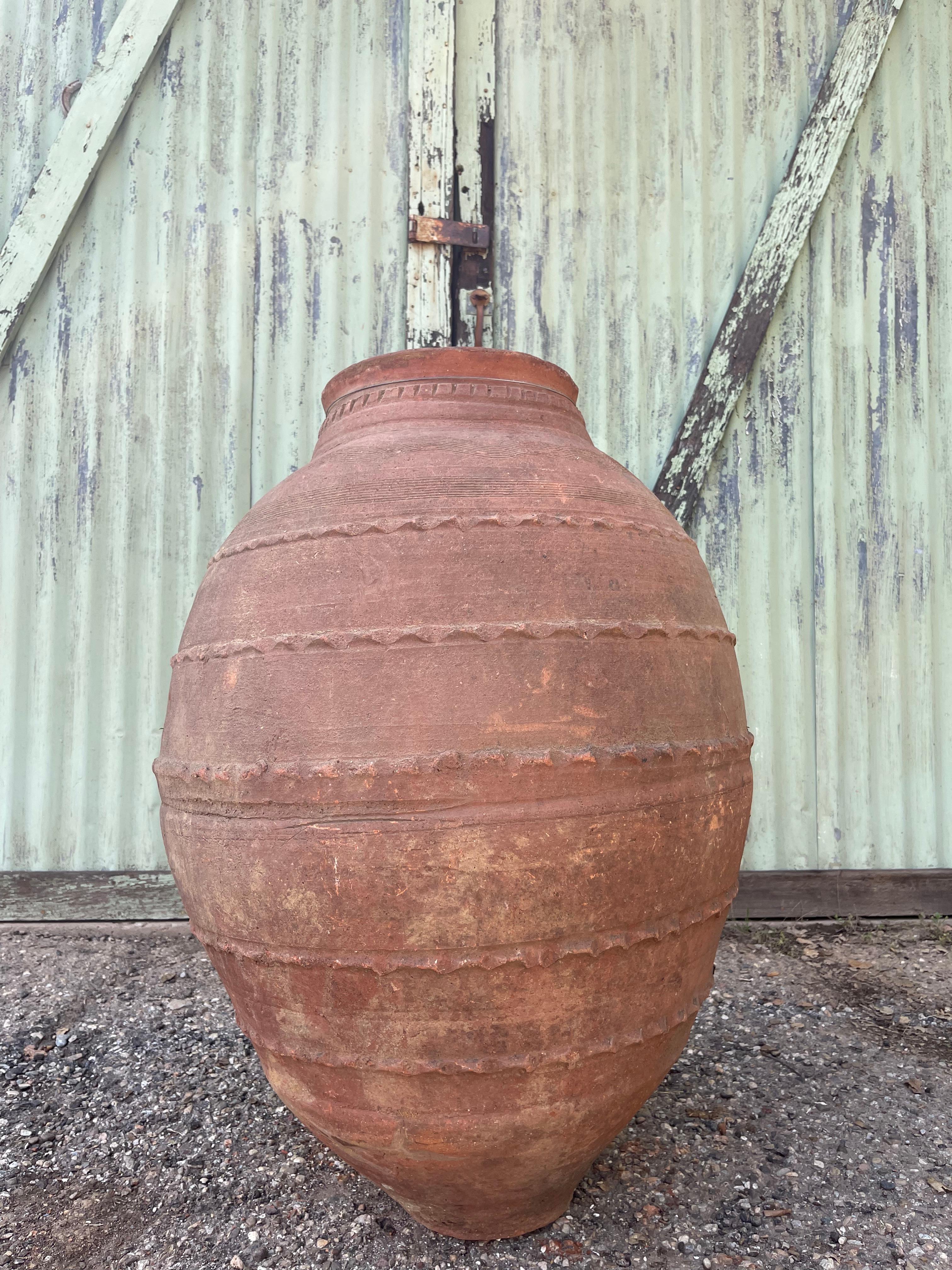 Este gran küp fue utilizado para almacenar cereales o aceite de oliva por generaciones de familias de Levante. Los granos se recolectaban, se almacenaban en grandes vasijas de barro y se guardaban en cobertizos o cisternas, manteniendo la cosecha de