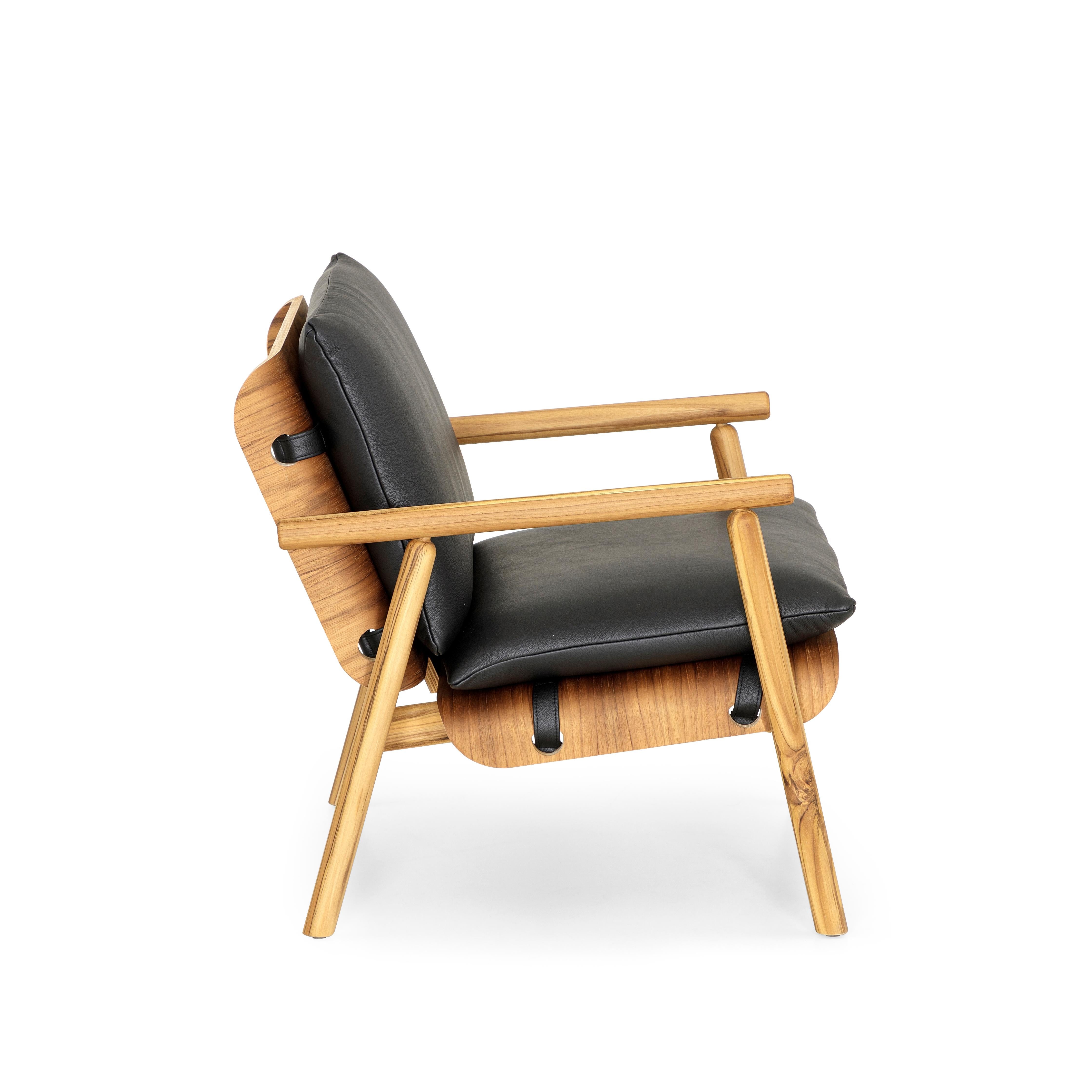 The Tai armchair has a lot going on but in a very simplistic way with the beautiful wood frame in a teak finish and its black leather cushions. The unique 