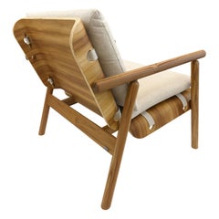 Poltrona in teak e tessuto color avena, collezione moderna minimalista Tai