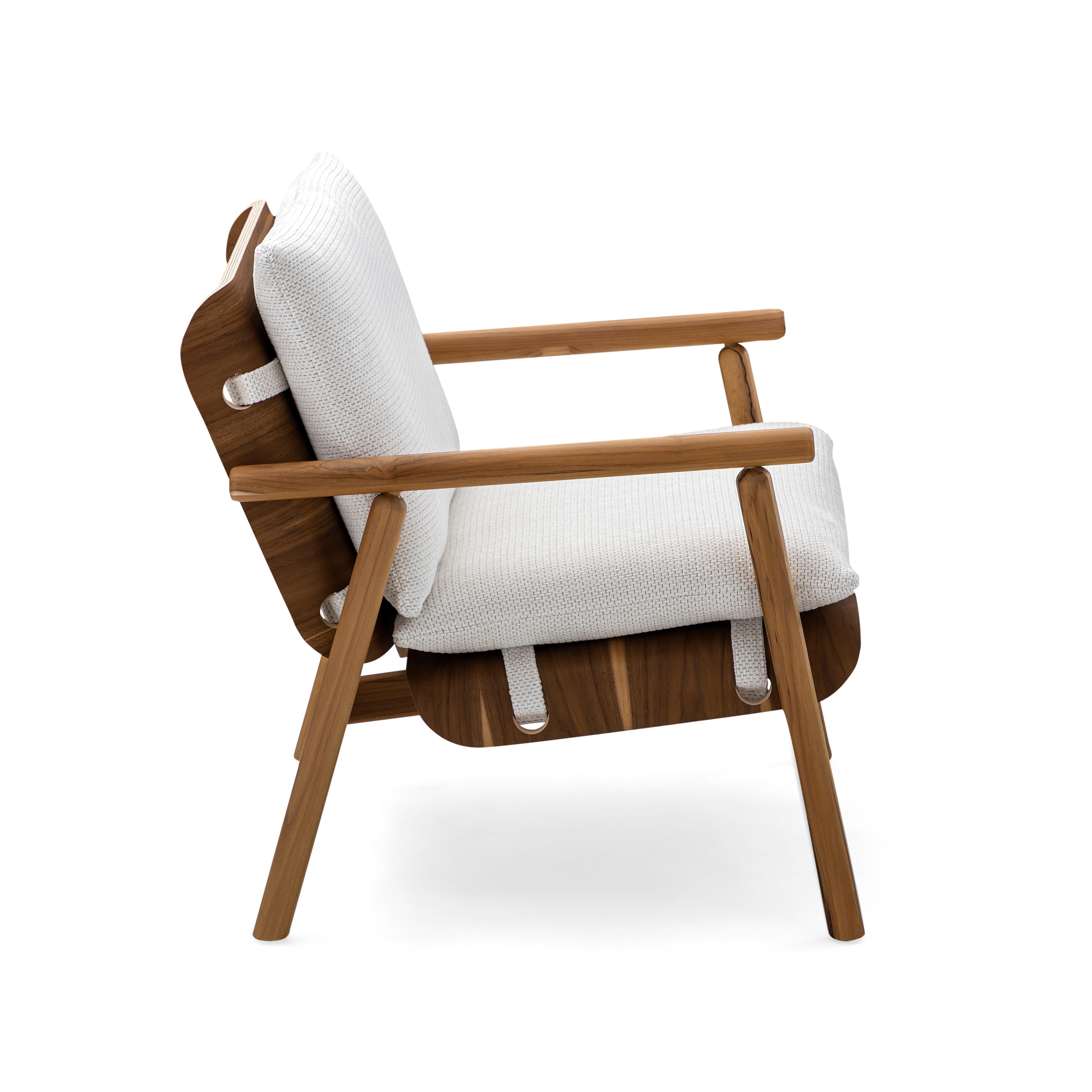 Poltrona Tai in legno di teak disegnata da Sérgio Batista per Uultis Design con tessuto bianco sporco. *Si prega di verificare la disponibilità prima dell'acquisto*.

La poltrona Tai è una celebrazione dei materiali naturali e dell'artigianato