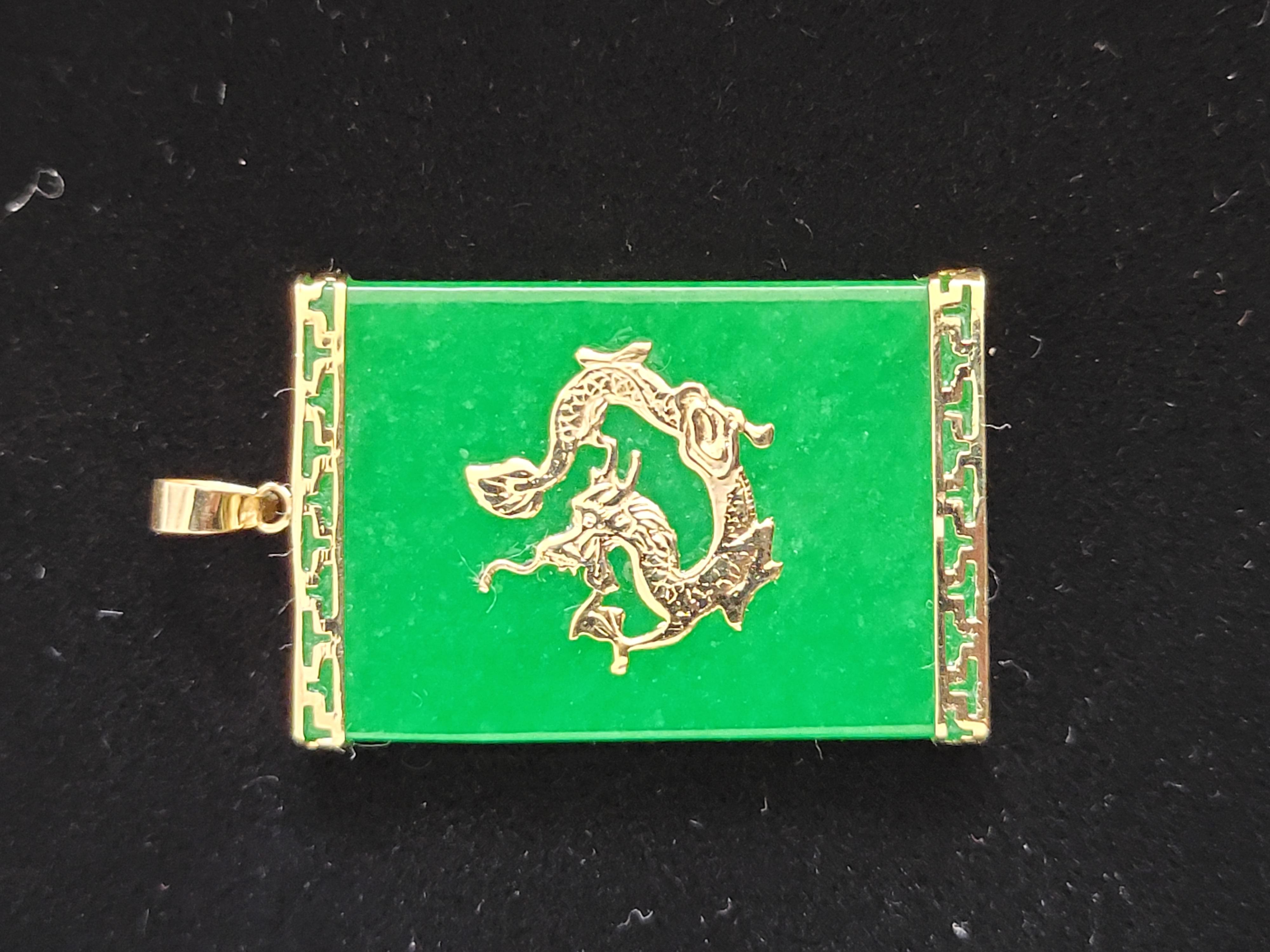 Tai Locket Jade Dragon Pendant with 14K Yellow Gold In New Condition For Sale In Kowloon, HK