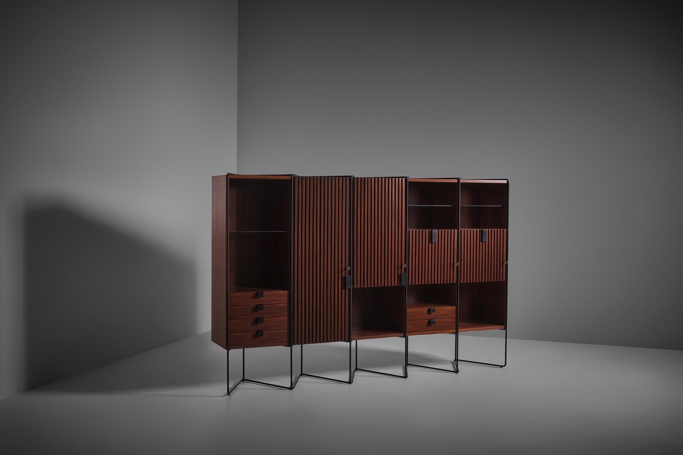 Exquisiter Schrank von Taichiro Nakai für La Permanente Mobili Cantù, Italien, ca. 1955. Auffallendes Design mit klaren Linien und raffinierten Details, eine Mischung aus schlichten japanischen und schicken italienischen Elementen, die ein äußerst