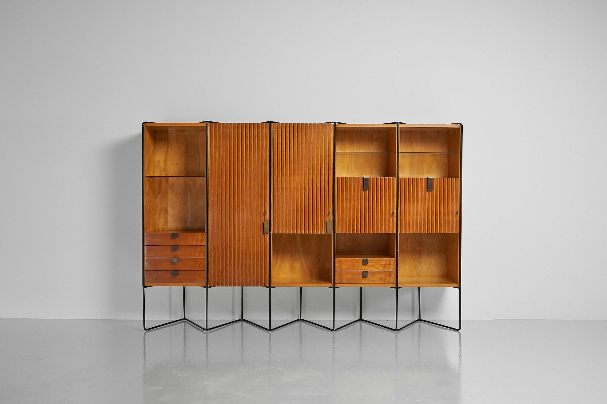 Une fantastique et unique armoire construite conçue par le designer japonais Taichiro Nakai et fabriquée par Permanente Mobili Cantu, Italie 1953. Ce meuble est fabriqué en bois d'érable et possède une structure métallique peinte en noir. Cette