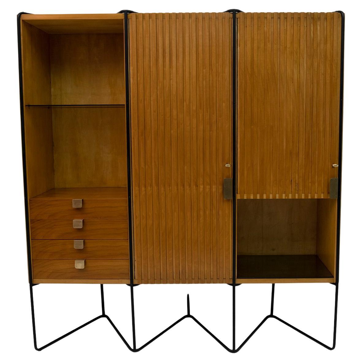 Bibliothèque modulaire avec structure en métal laqué et bois. Plateaux en verre et détails en laiton.
Produit par Consorzio la Permanente Mobili, Italie, 1953

Taichiro Nakai est un designer japonais incroyablement talentueux, surtout connu pour