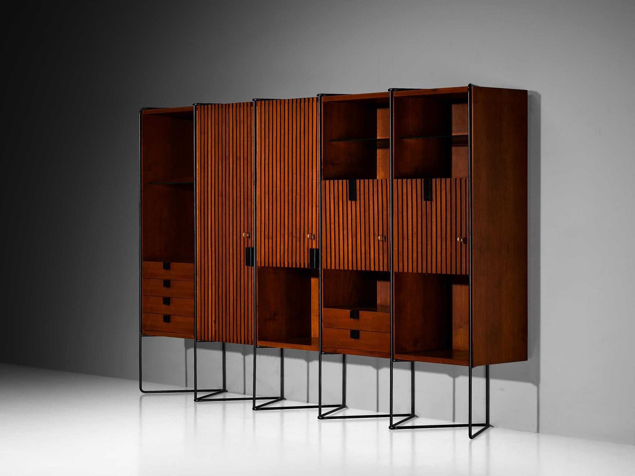 Taichiro Nakay (Nakai) pour La Permanente Mobili Cantù, armoire murale, teck, acier revêtu, laiton, verre, Italie, vers 1955 

Taichiro Nakay est un designer japonais incroyablement talentueux qui est surtout connu pour sa participation au concours