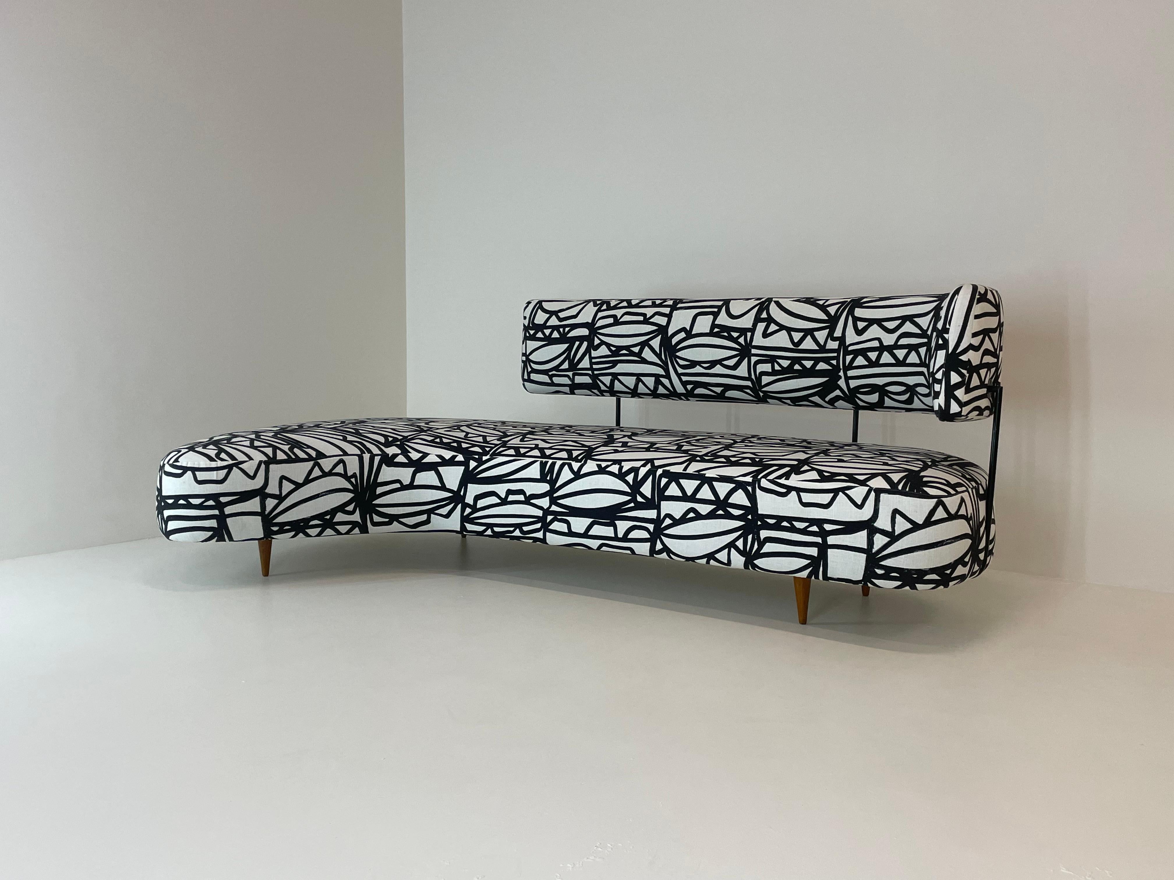 Ecksofa, entworfen von dem Japaner Taichiro Nakay für La Permanente Mobili Cantù in Italien, 1955.
Es handelt sich um ein seltenes Sofa mit einzigartigen und geschwungenen Linien, das von vier Kirschholzfüßen mit hervorragender Patina in Form eines