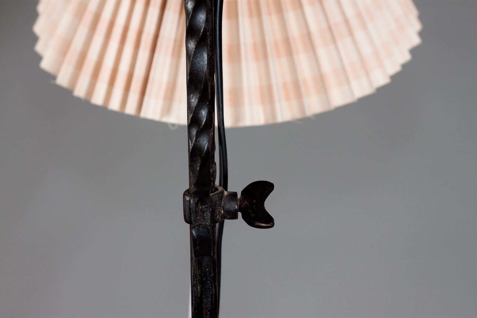 Taidetakomo A. Hakkarainen, Finnish 1930's wrought iron floor lamp In Good Condition For Sale In Turku, Varsinais-Suomi