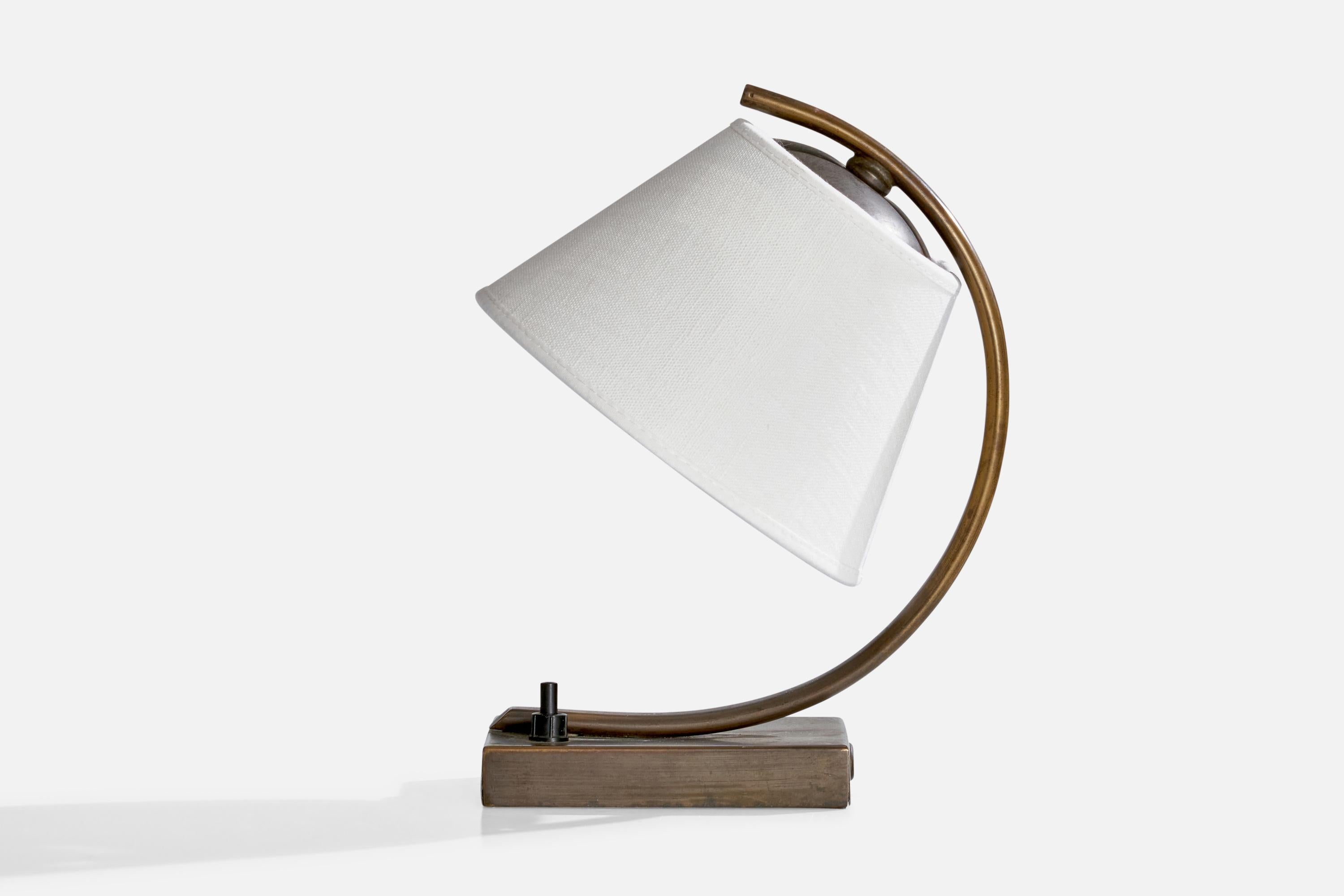 Lampe de table en laiton et tissu blanc produite par Taidetakomo Antti Hakkarainen, Finlande, c. 1930.

Dimensions de la lampe avec abat-jour (pouces) : 9.4