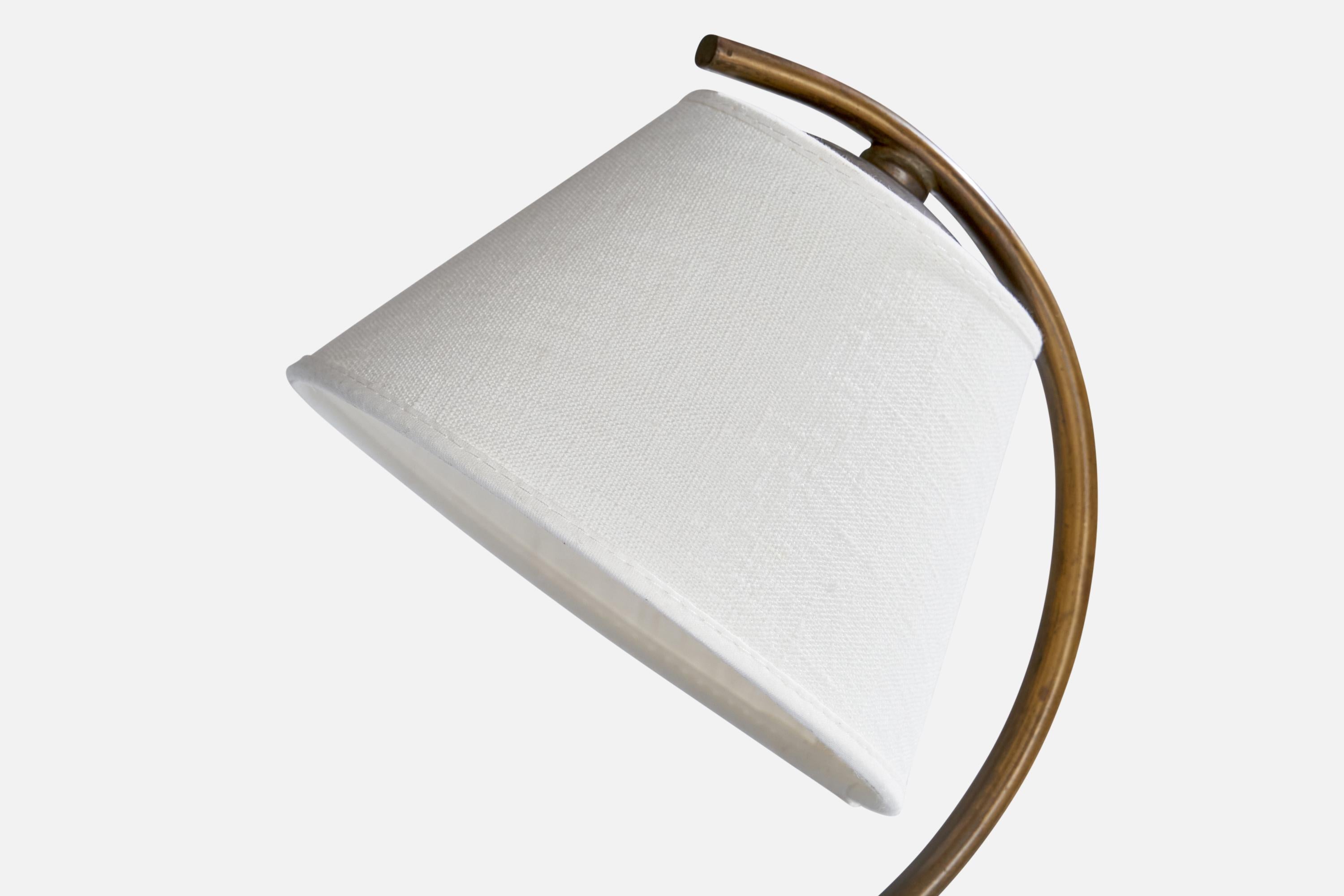Lampe de bureau Taidetakomo Antti Hakkarainen, laiton, tissu, Finlande, années 1930 Bon état - En vente à High Point, NC