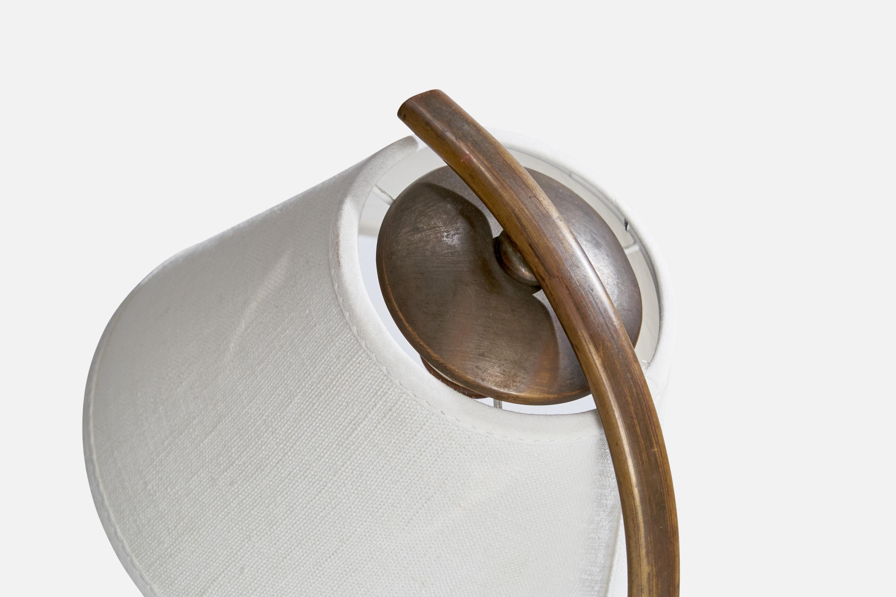 Milieu du XXe siècle Lampe de bureau Taidetakomo Antti Hakkarainen, laiton, tissu, Finlande, années 1930 en vente