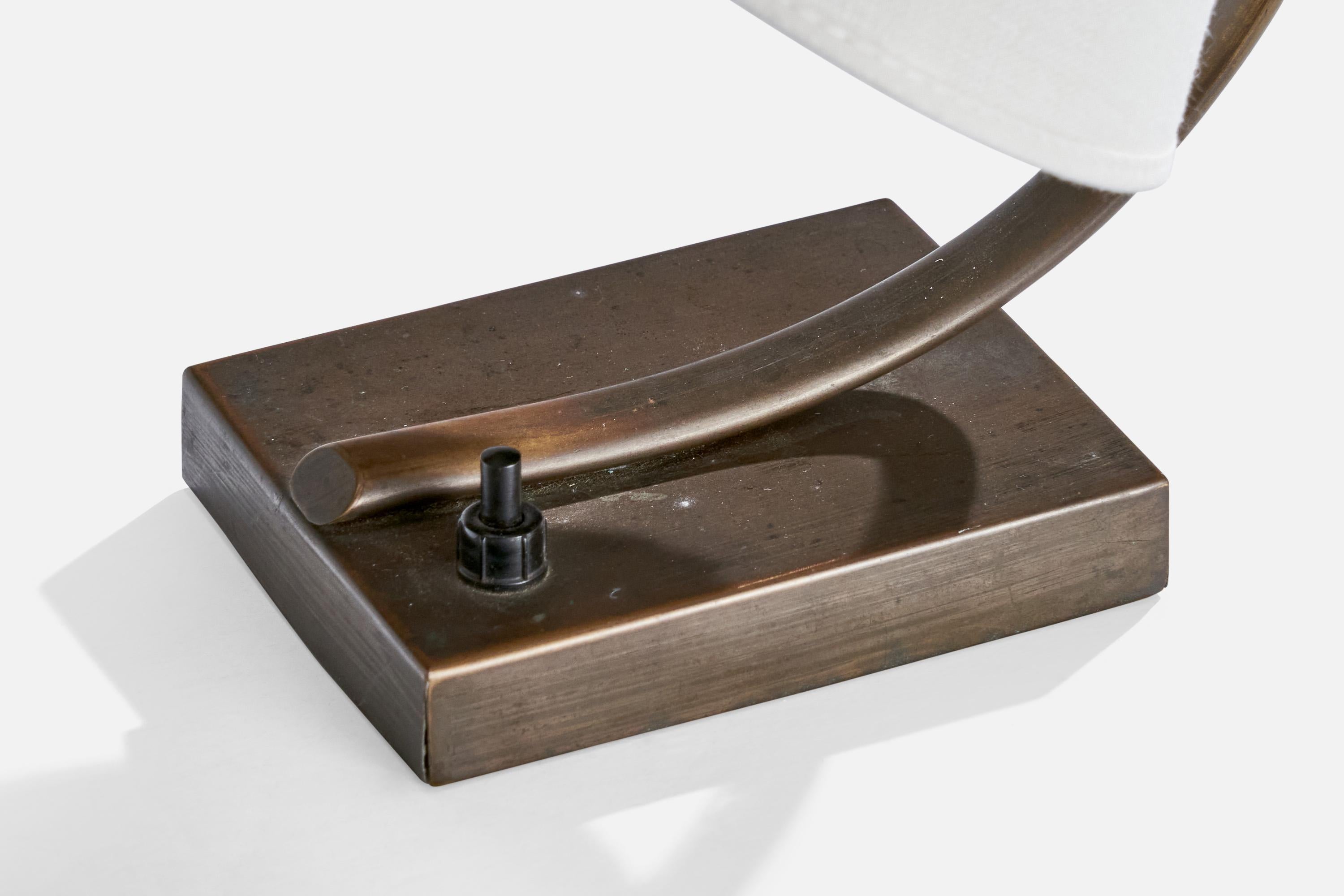 Laiton Lampe de bureau Taidetakomo Antti Hakkarainen, laiton, tissu, Finlande, années 1930 en vente