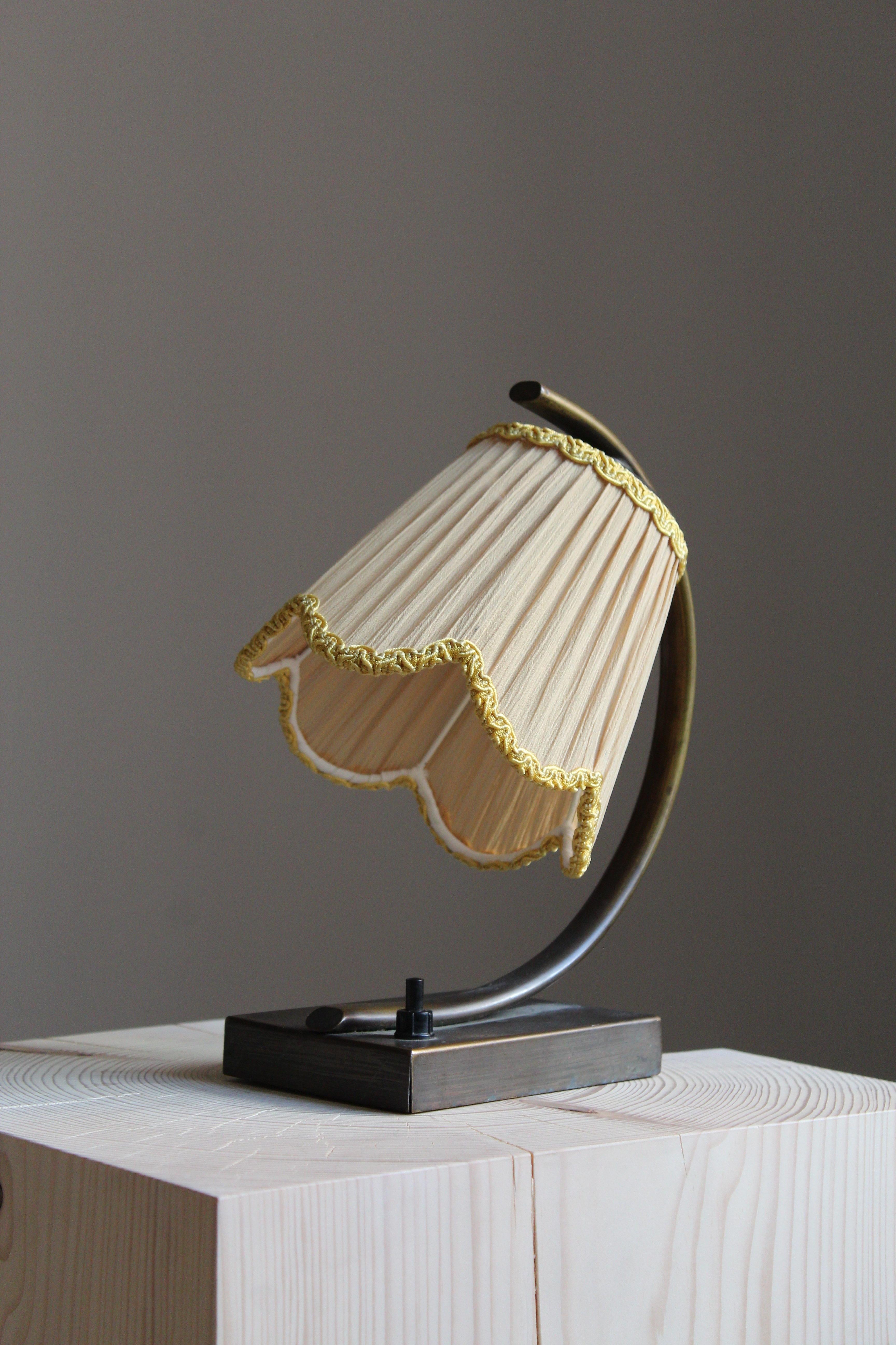 A modernist table lamp / desk light. In patinated brass. Fabric lampshade. Stamped.

Later lampshade in very good condition.

Other designers of the period include Paavo Tynell, Alvar Aalto, Hans Bergström, Lisa Johansson-Pape, and Josef Frank.