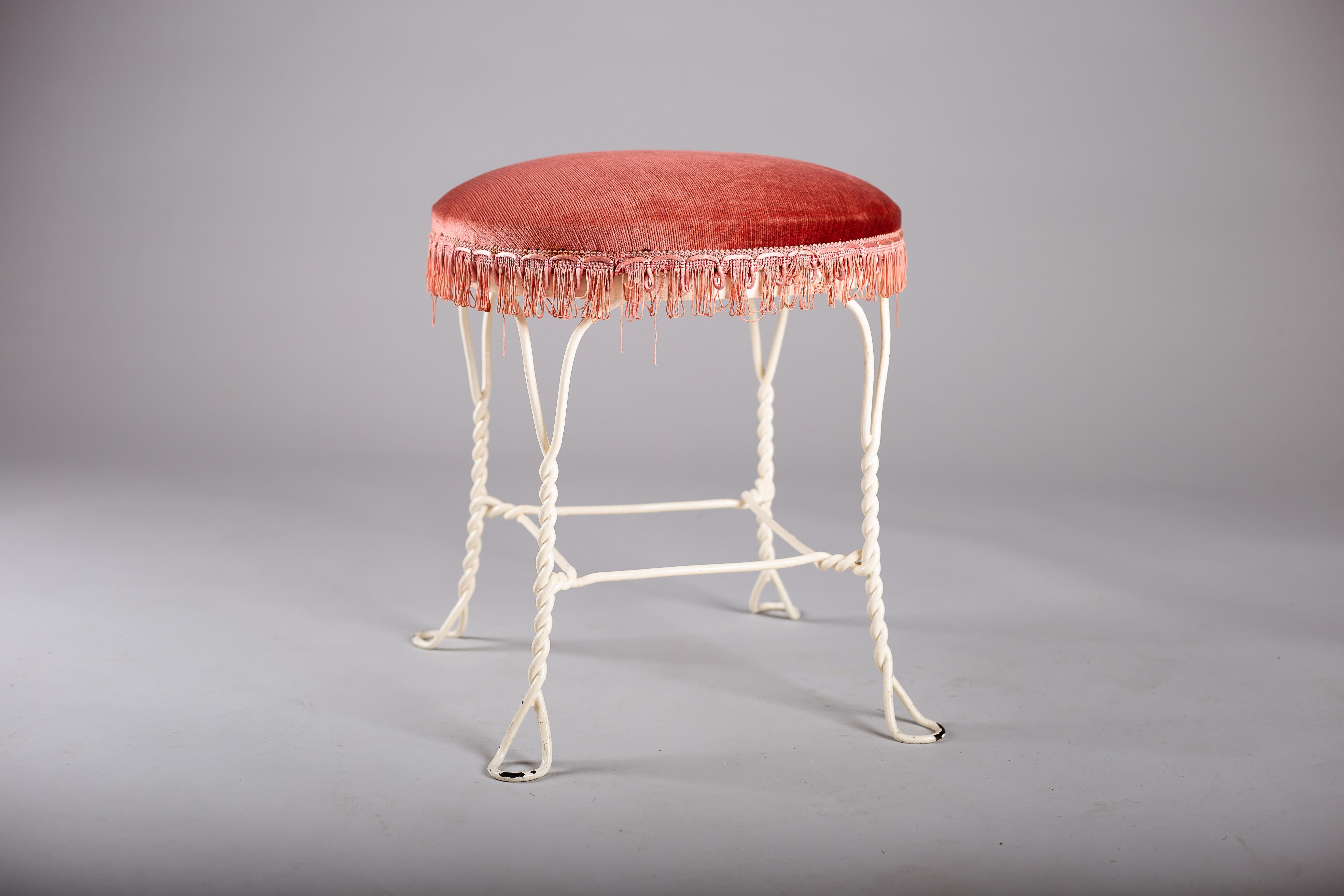 Entdecken Sie den zeitlosen Charme des gepolsterten Hockers Taidetakomo Hakkarainen aus Schmiedeeisen aus den 1930er Jahren, ein wahres Meisterwerk des skandinavischen Vintage Designs. Dieses elegante Möbelstück mit seinem robusten Eisenrahmen und