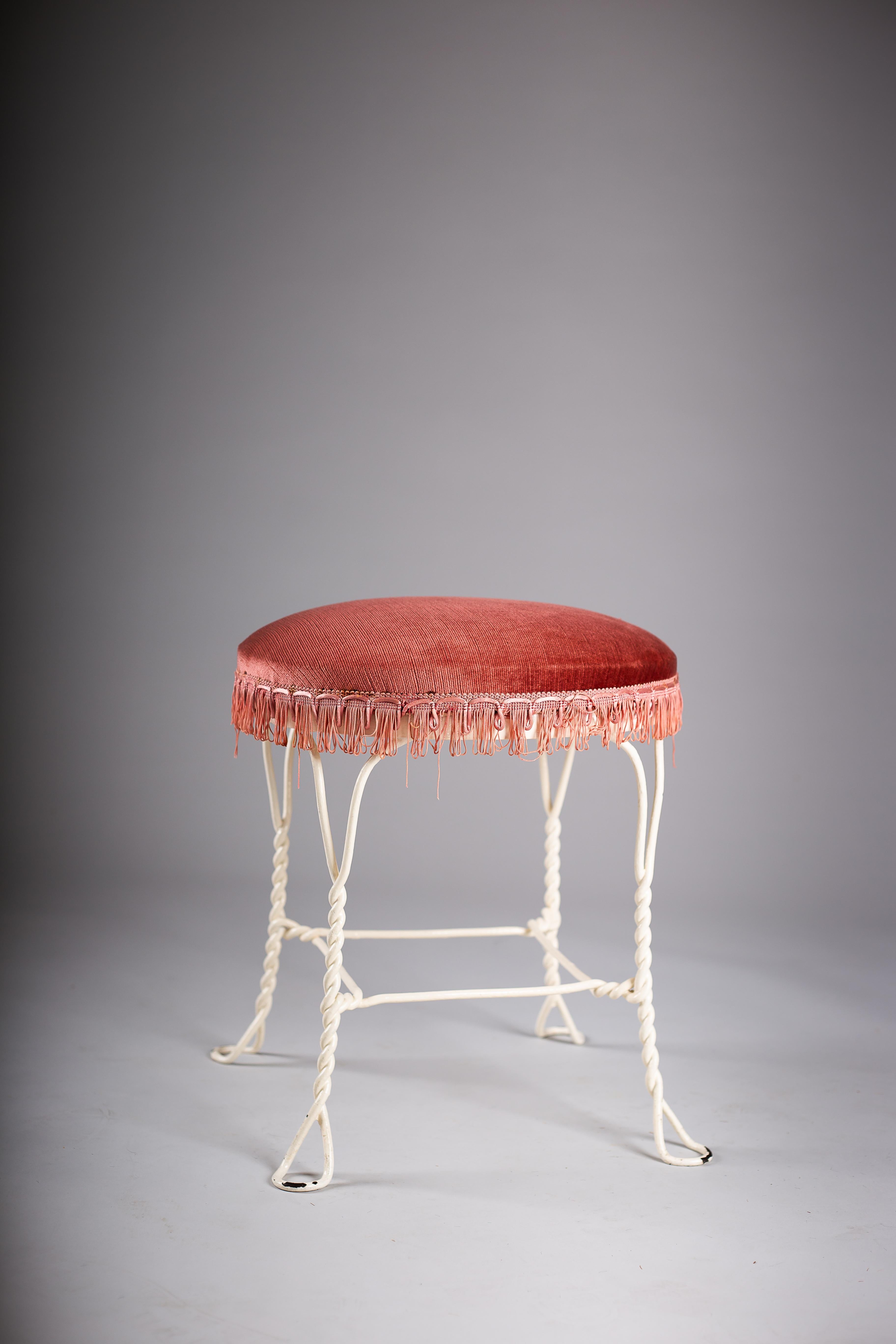 Taidetakomo Hakkarainen, 1930er Jahre Schmiedeeisen, gepolsterter Hocker (Moderne) im Angebot