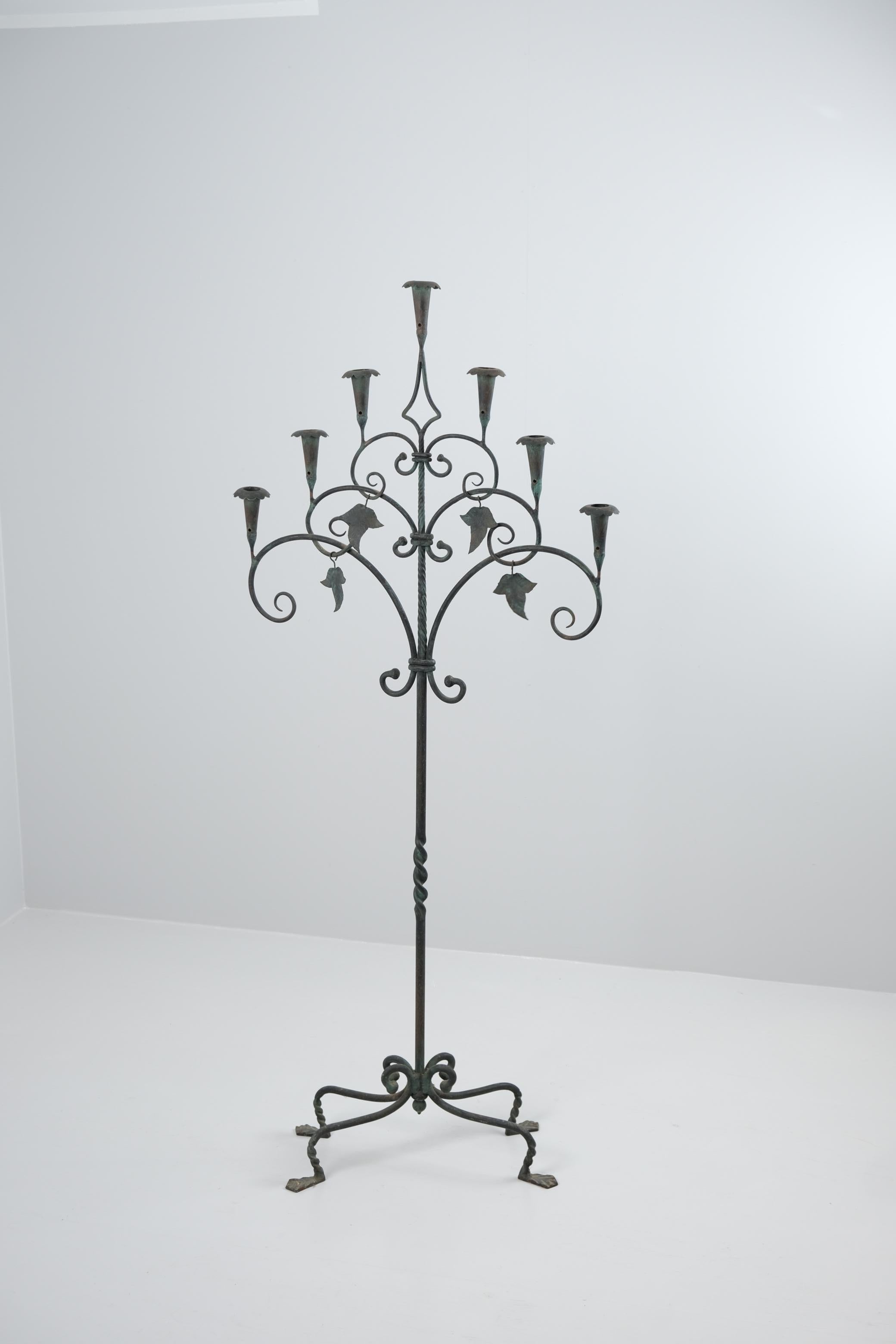 Un meraviglioso portacandele da terra in ferro battuto realizzato da Taidetakomo Hakkarainen in Finlandia negli anni Trenta. Il portacandele è in ferro massiccio e presenta un bellissimo design decorativo con ornamenti di foglie pendenti e bracci a