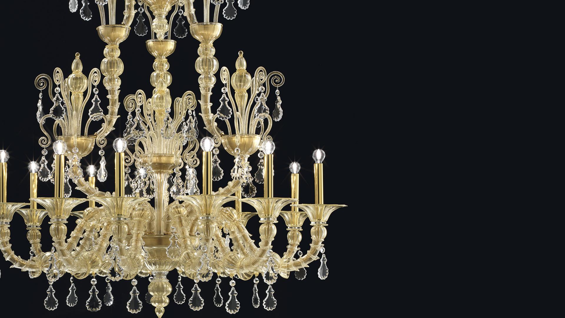 Taif was originally created in 1980 for the home of the Saudi king in the eponymous city of Taif, whence comes the name. Angelo Barovier, who conceived the design, rethought the image of the traditional Murano chandelier, preserving the value of