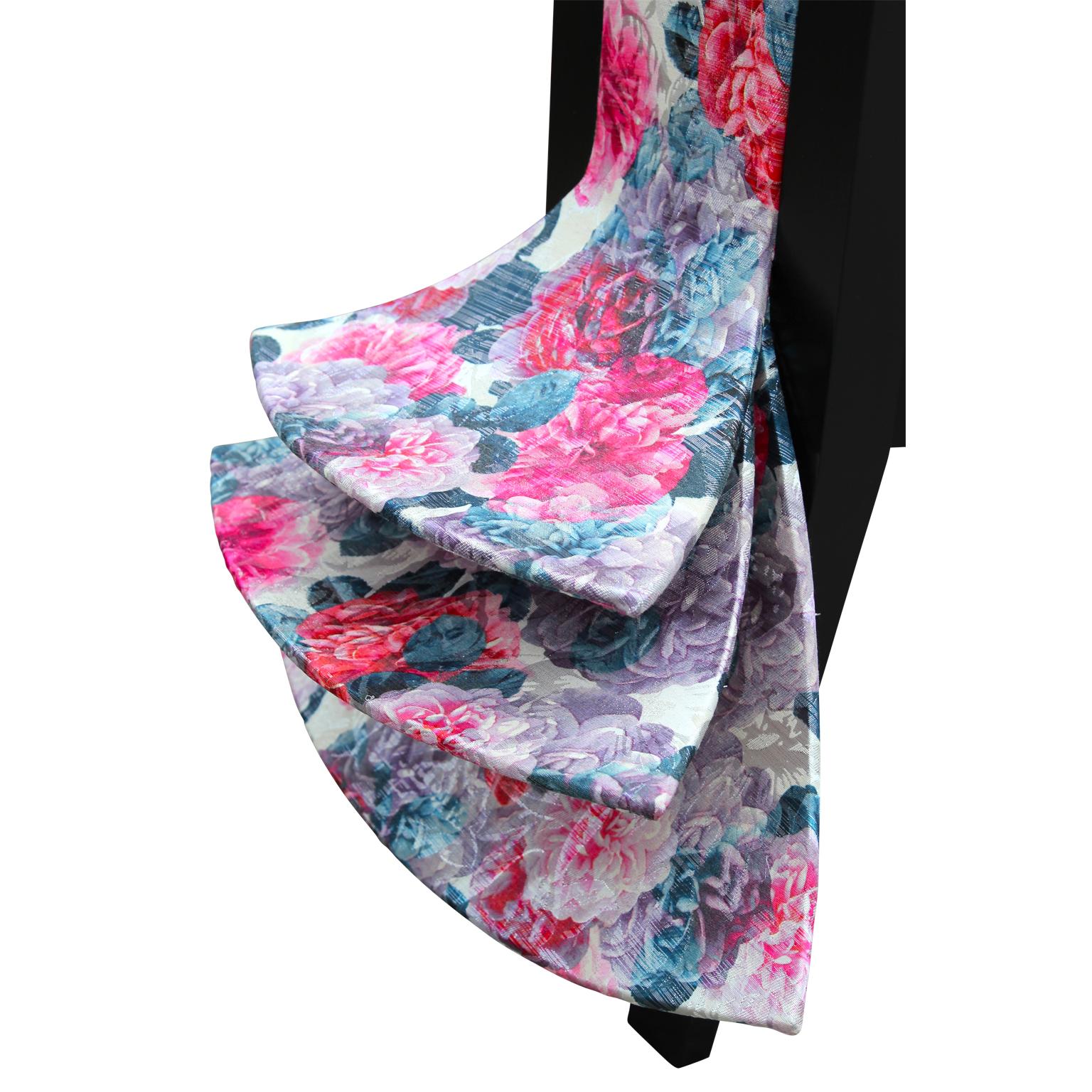 „Tail Feathers“ Stuhl mit rosa und schwarzem floralem Akzent im Angebot 4